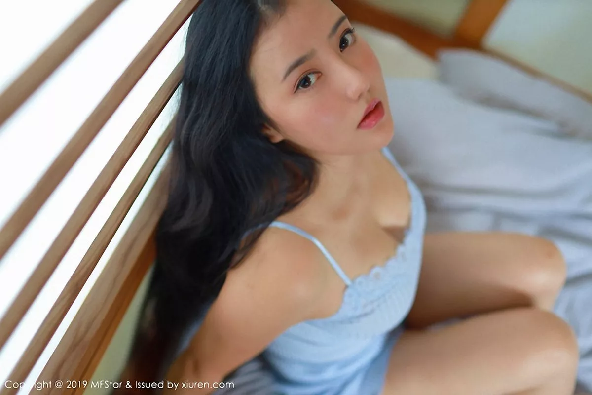 秀人集.com_[MFStar模范学院]Vol.181_女神Manuela玛鲁娜日本旅拍吊带睡衣秀丰乳肥臀诱惑写真41P