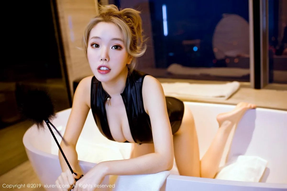 秀人集.com_[XiuRen秀人网]No.1386_女神黄乐然浴缸里黑色开胸死库水秀完美身材撩人诱惑写真56P