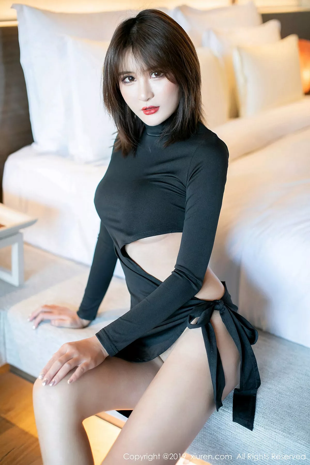 秀人集.com_[XiuRen秀人网]No.1437_女神SOLO-尹菲黑色蕾丝内衣+红色吊带内衣半脱露豪乳诱惑写真56P