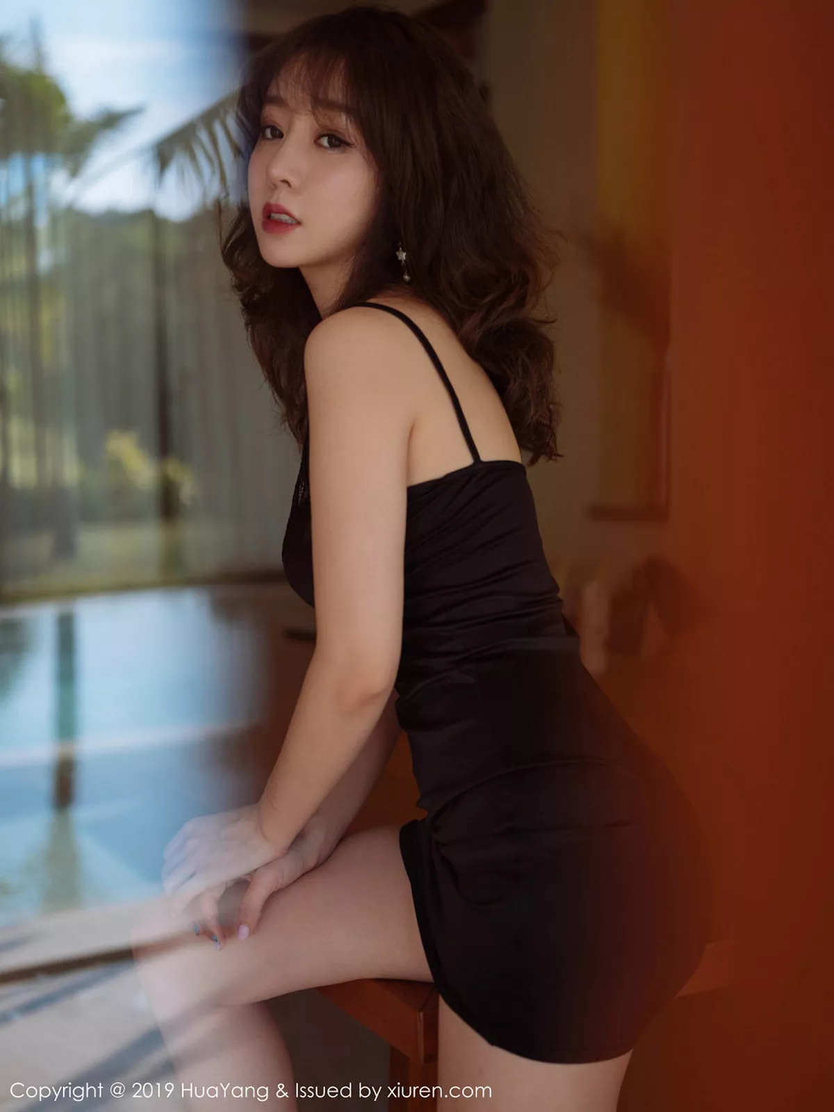 秀人集.com_[HuaYang花漾]Vol.143_女神王雨纯富国岛旅拍私房开档无内黑丝裤袜惹火诱惑写真50P