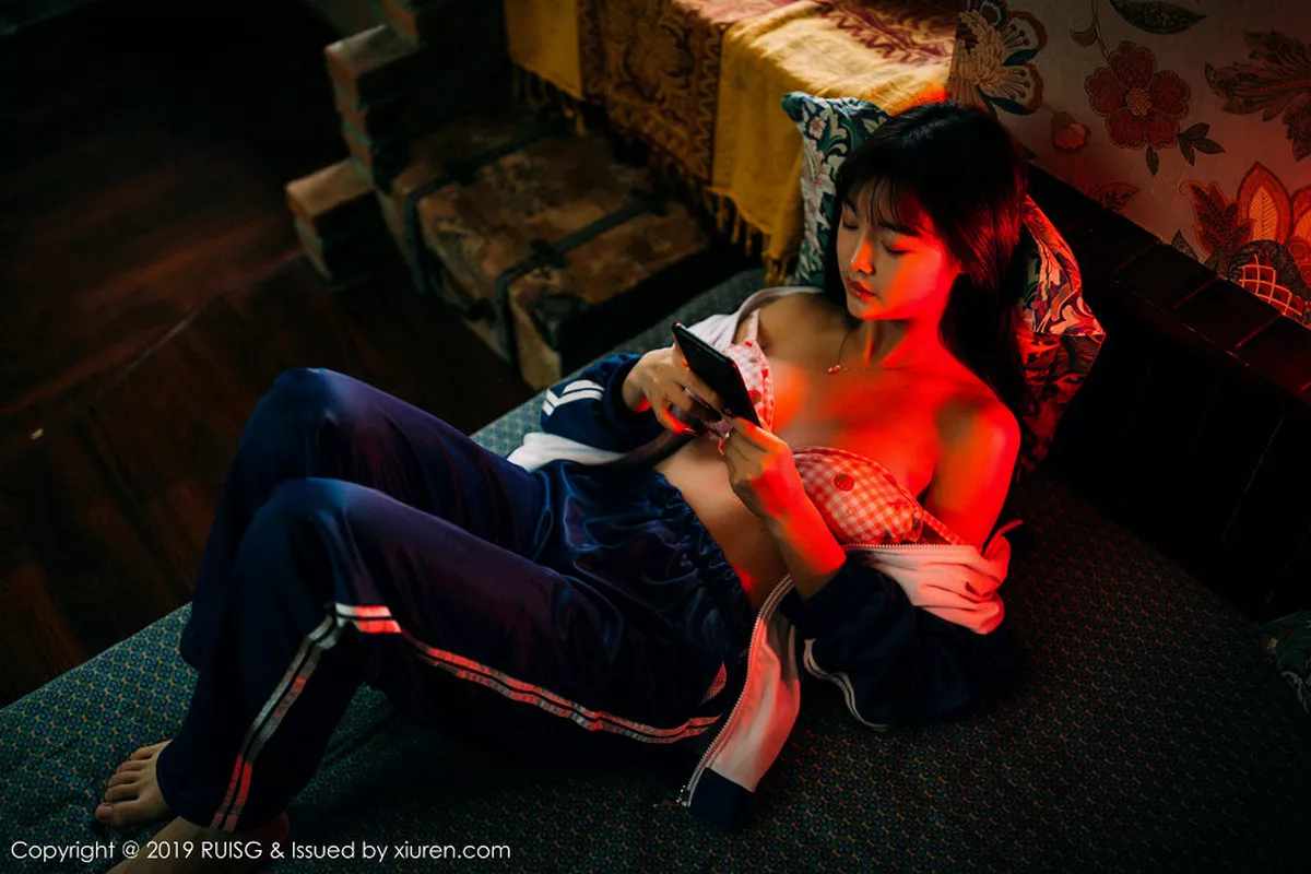 秀人集.com_[RUISG瑞丝馆]Vol.069_嫩模圆圆Daphne私房脱运动服露花色内衣秀完美身材诱惑写真51P