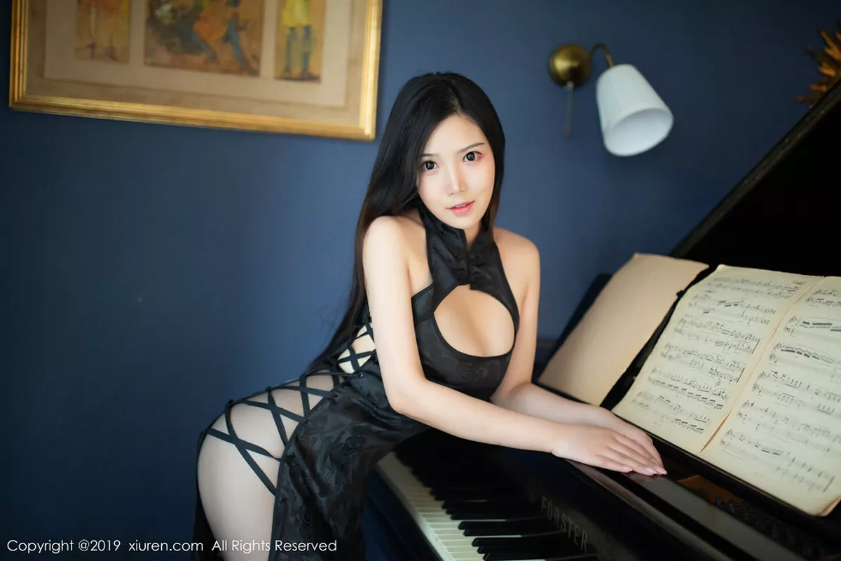 秀人集.com_[XiuRen秀人网]No.1518_女神徐微微mia东欧旅拍私房无内黑丝裤袜秀惹火身材诱惑写真52P