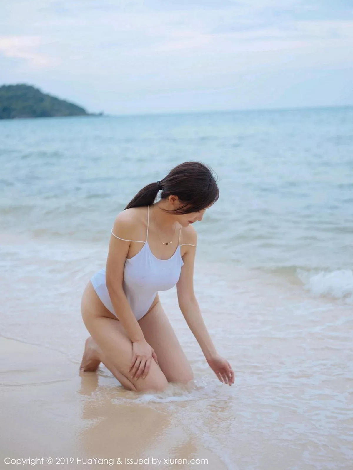 秀人集.com_[HuaYang花漾]Vol.149_女神奶瓶土肥圆富国岛旅拍海边白色比基尼秀完美身材诱惑写真50P