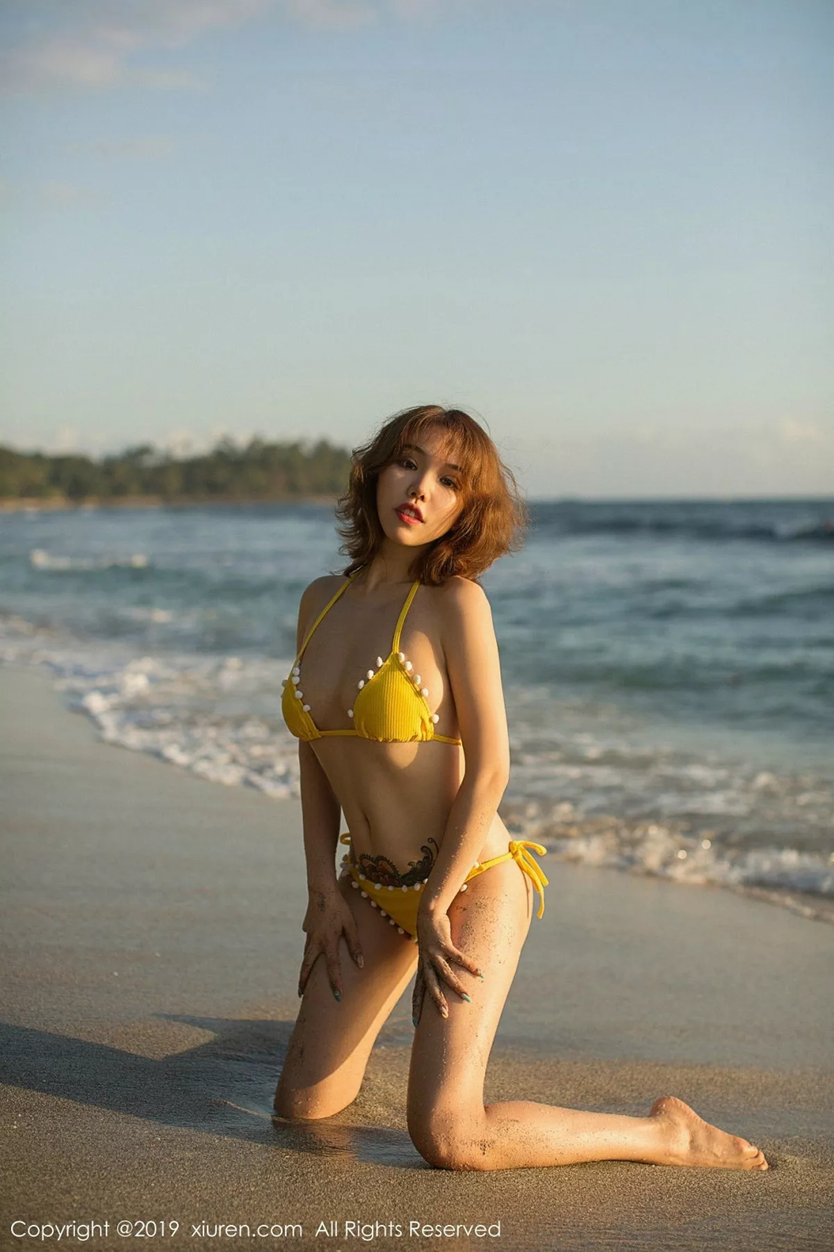 秀人集.com_[XiuRen秀人网]No.1551_女神黄乐然户外沙滩金色比基尼半脱露豪乳撩人诱惑写真55P