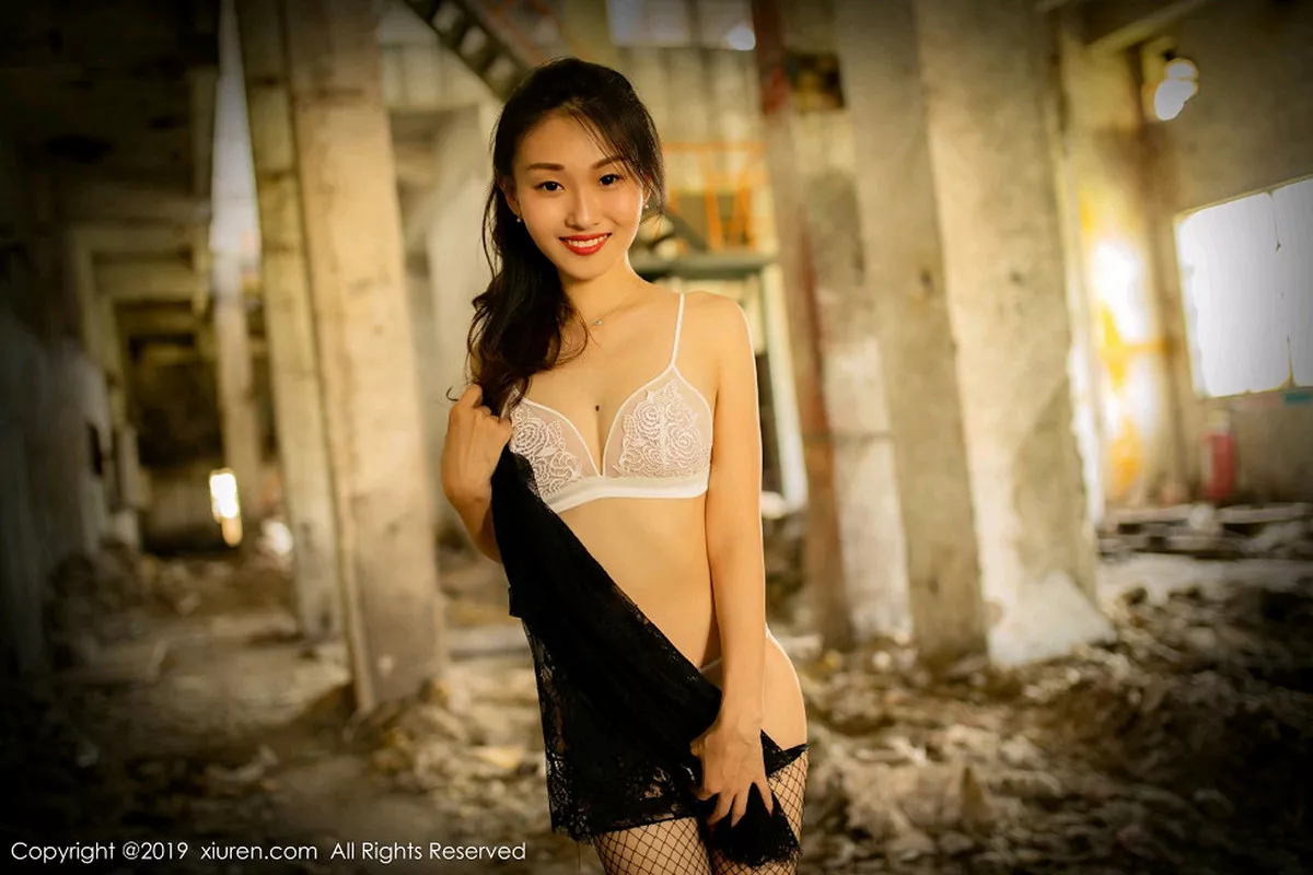 秀人集.com_[XiuRen秀人网]No.1528_嫩模狐小妖Baby性感香车美女+户外蕾丝内衣半脱诱惑写真43P