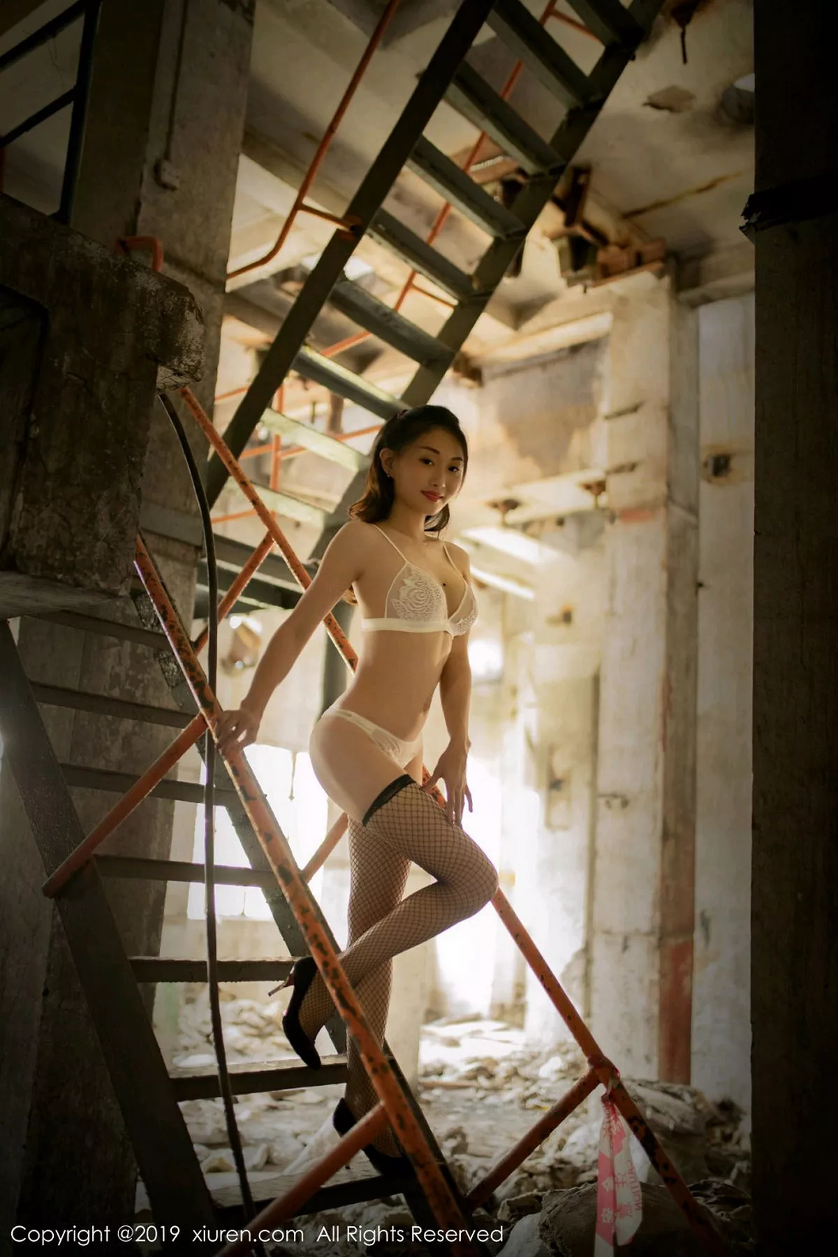 秀人集.com_[XiuRen秀人网]No.1528_嫩模狐小妖Baby性感香车美女+户外蕾丝内衣半脱诱惑写真43P