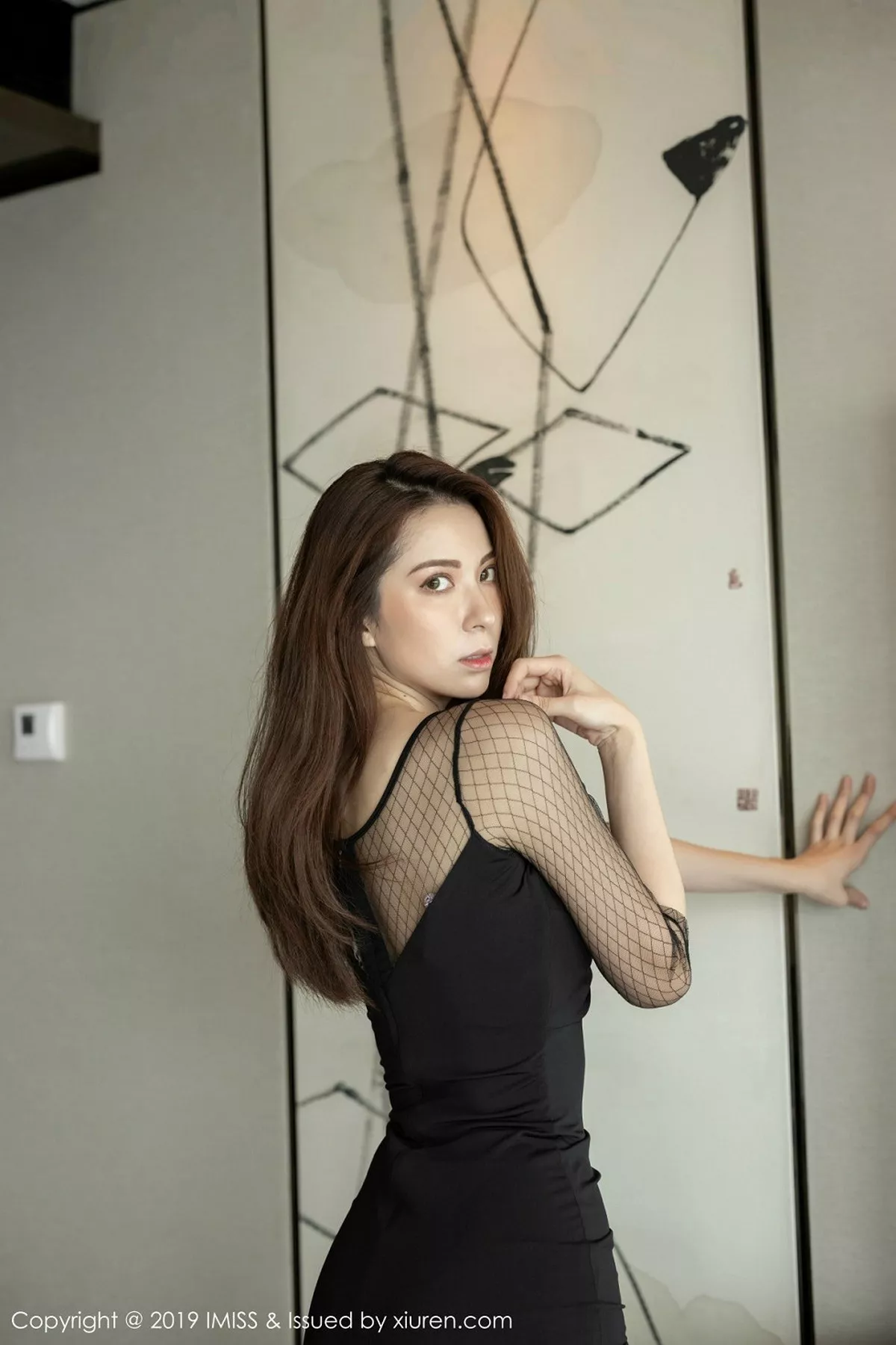 秀人集.com_[IMISS爱蜜社]Vol.360_气质女神Carry吊带黑色连身裙半脱露性感内衣诱惑写真44P