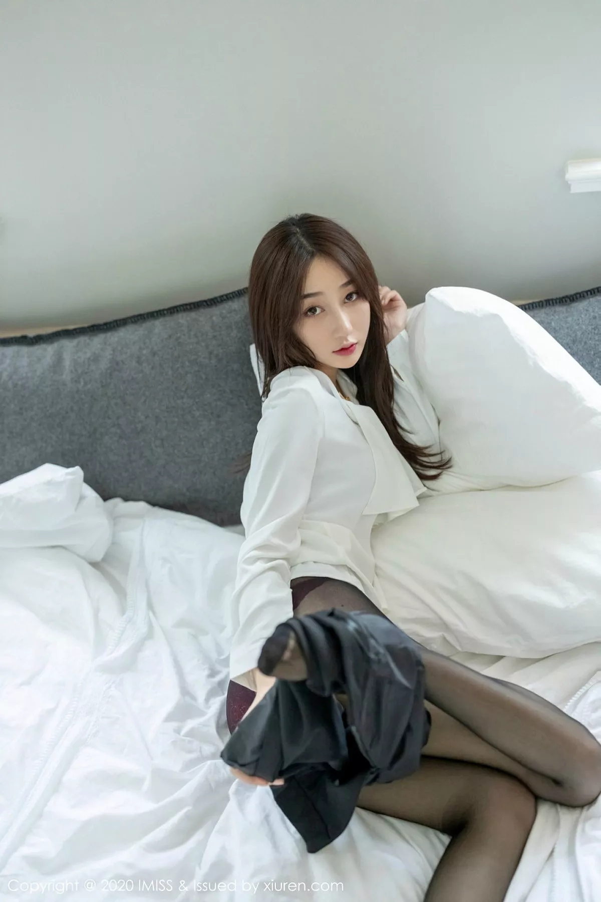 秀人集.com_[IMISS爱蜜社]Vol.437_嫩模九月生私房诱人OL丝袜秀红色蕾丝内衣撩人诱惑写真68P