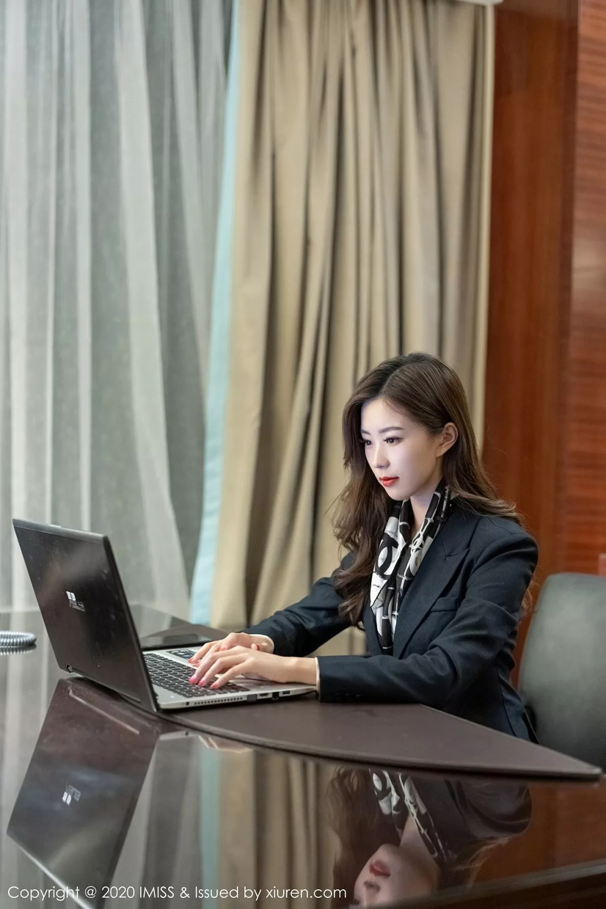 秀人集.com_[IMISS爱蜜社]Vol.444_嫩模杨紫嫣Cynthia私房职业秘书制服半脱丝袜撩人诱惑写真47P