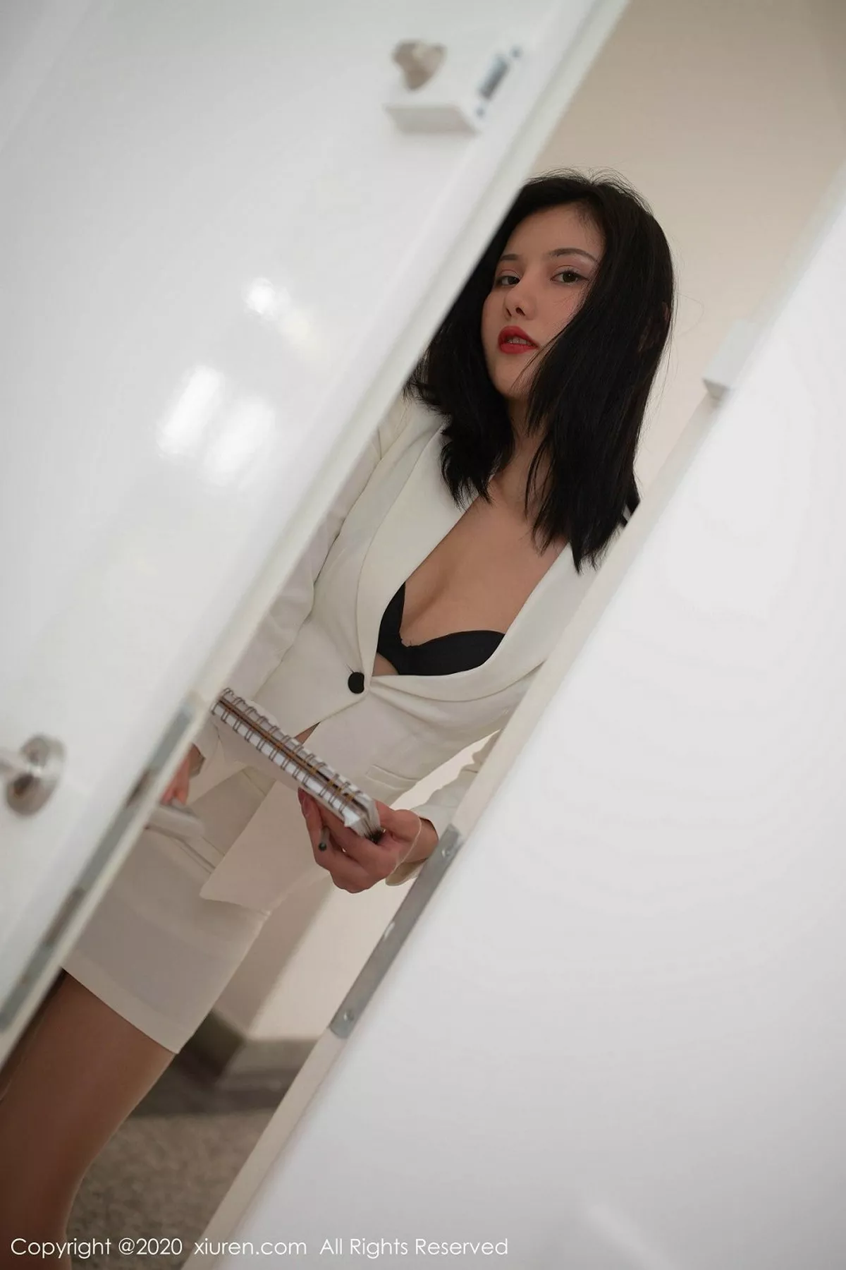 秀人集.com_[XiuRen秀人网]No.2016_嫩模就是阿朱啊东欧旅拍性感职业装半脱秀火辣身材极致诱惑写真110P