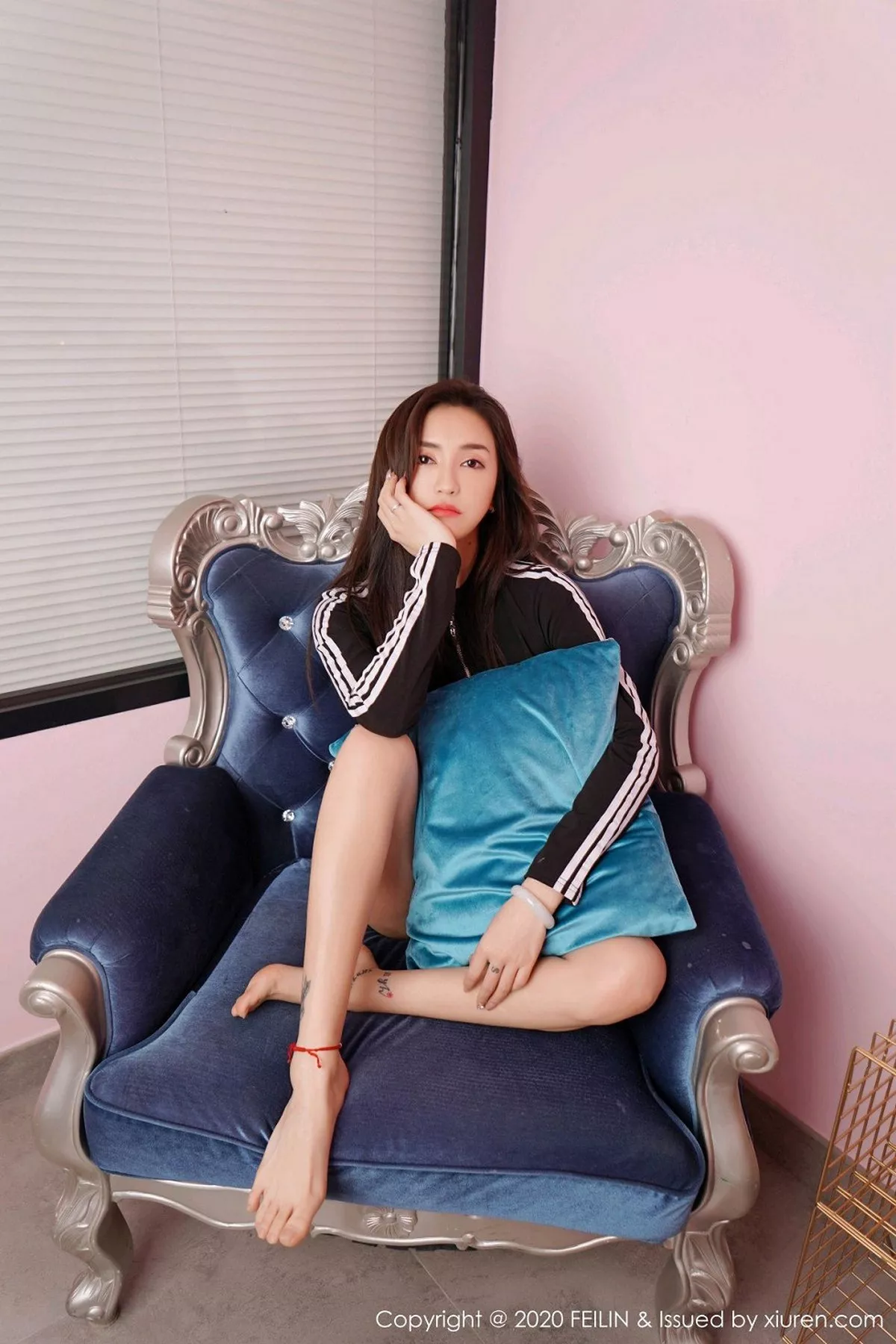 秀人集.com_[FeiLin嗲囡囡]VOL.228_双马尾辫嫩模刀妹私房性感牛仔短裤半脱秀苗条身材写真99P