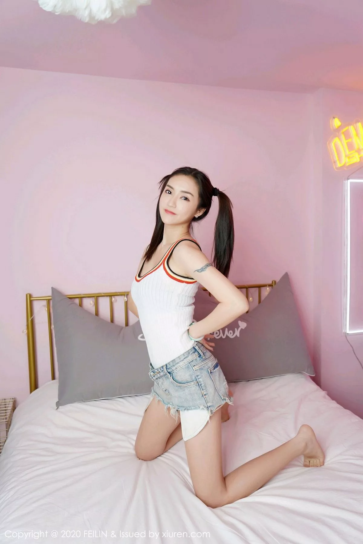 秀人集.com_[FeiLin嗲囡囡]VOL.228_双马尾辫嫩模刀妹私房性感牛仔短裤半脱秀苗条身材写真99P