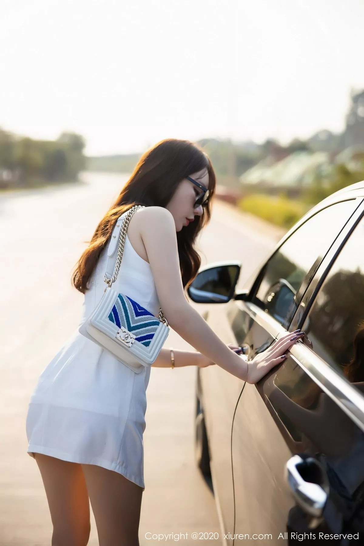 秀人集.com_[XiuRen秀人网]No.2046_女神周于希Sandy室外车拍主题性感内衣配超薄肉丝撩人诱惑写真90P