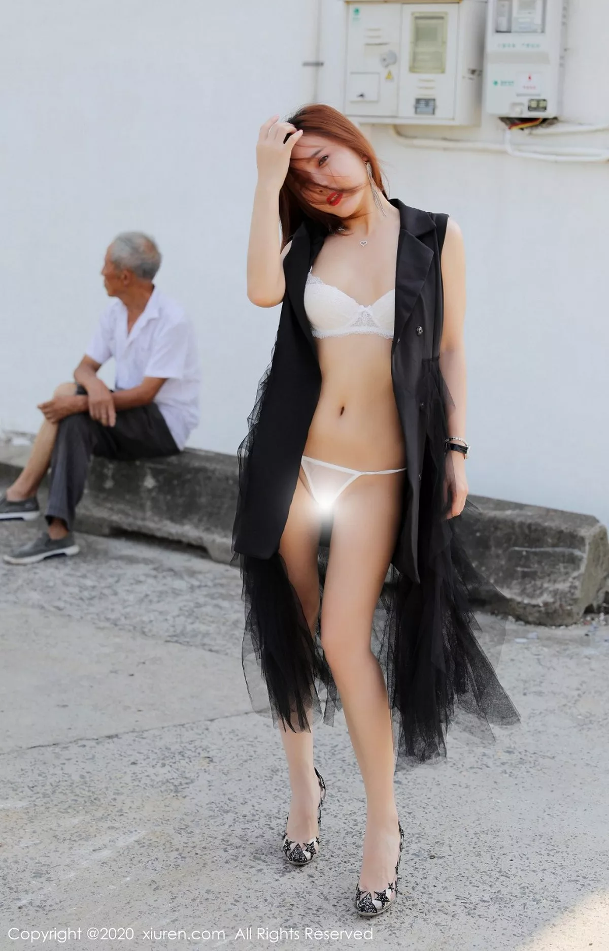 秀人集.com_[XiuRen秀人网]No.2048_嫩模艾小青户外大胆外拍性感白色情趣内衣露火辣身材诱惑写真48P