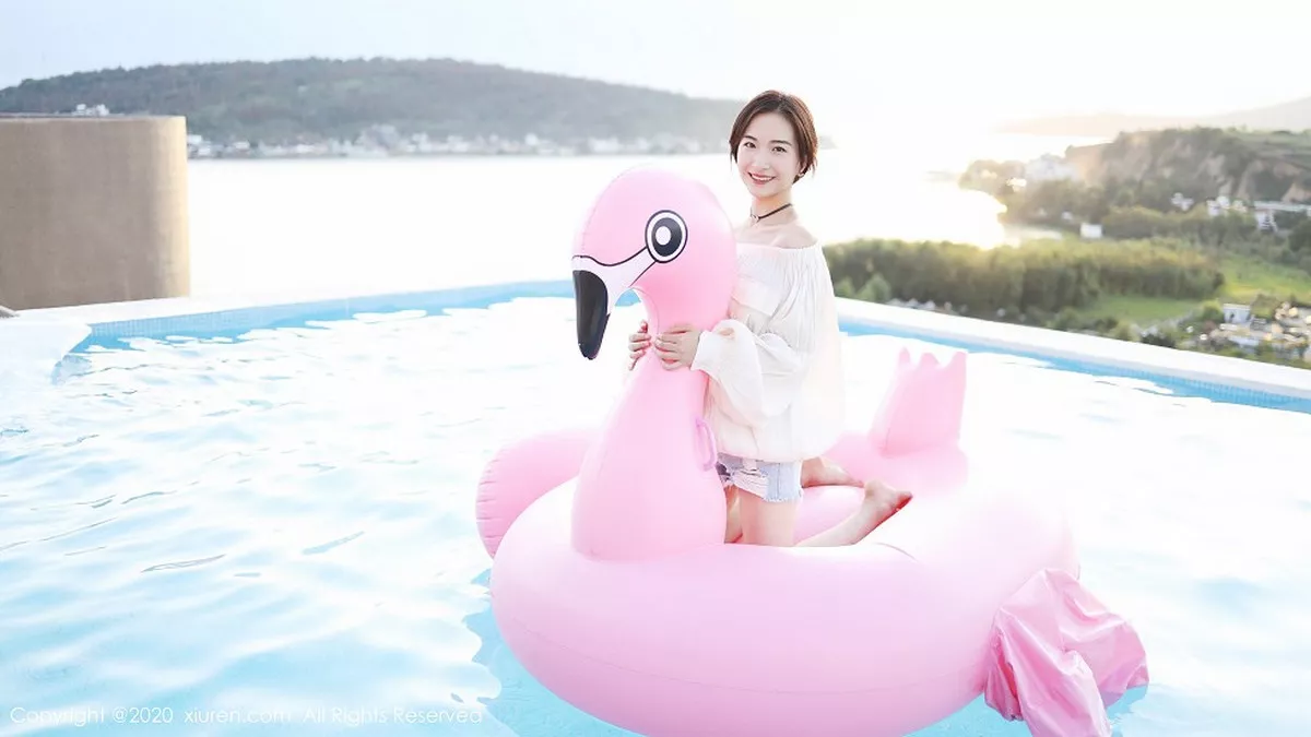 秀人集.com_[XiuRen秀人网]No.1956_嫩模艺儿拿铁户外泳池边纯白上衣配牛仔短裤清新风迷人写真42P