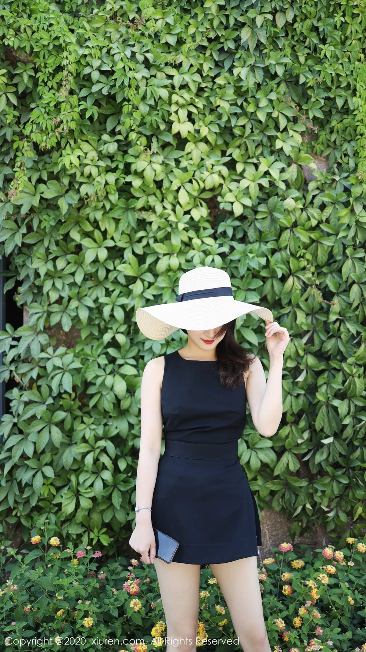 秀人集.com_[XiuRen秀人网]No.1956_嫩模艺儿拿铁户外泳池边纯白上衣配牛仔短裤清新风迷人写真42P