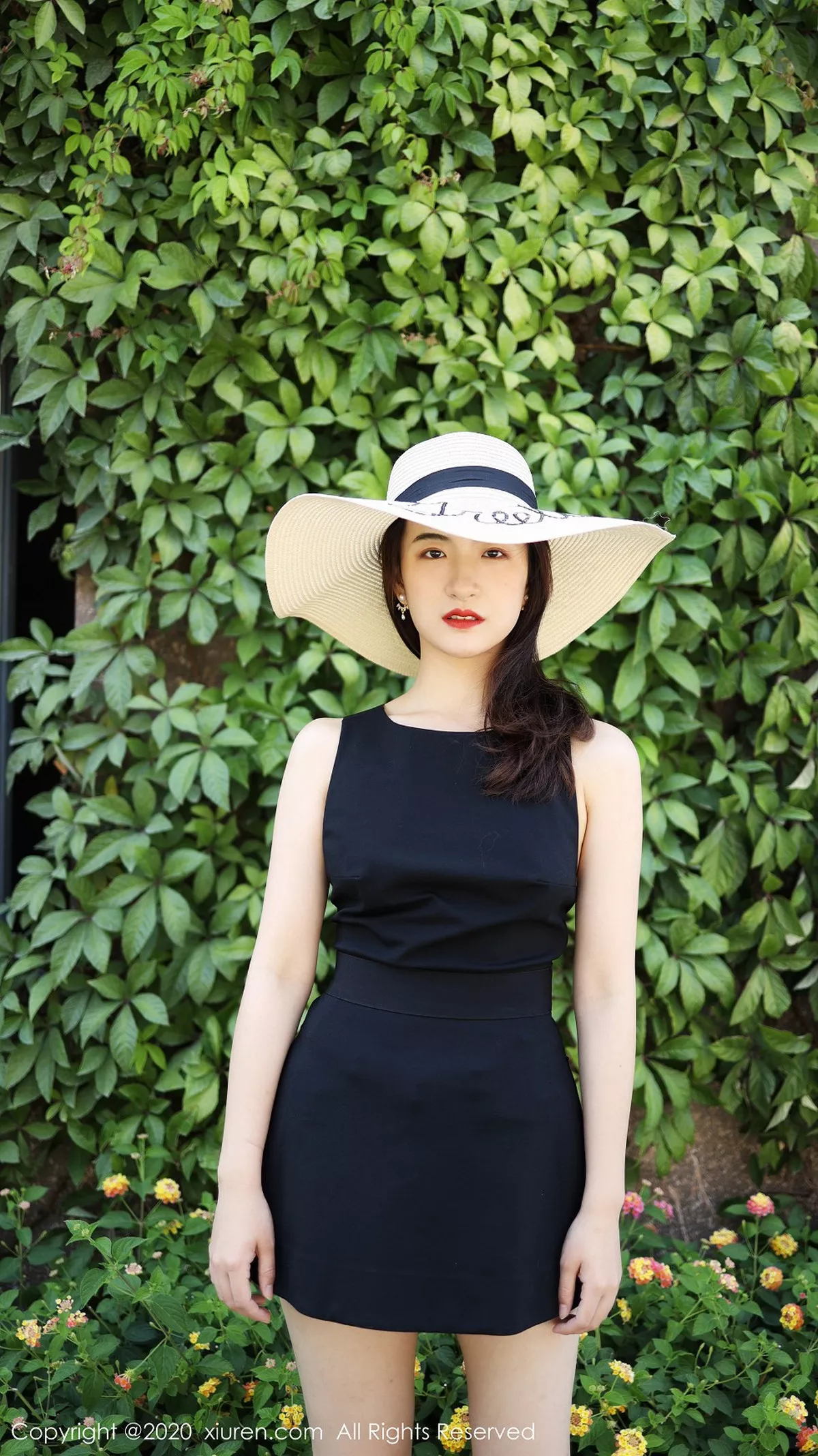 秀人集.com_[XiuRen秀人网]No.1956_嫩模艺儿拿铁户外泳池边纯白上衣配牛仔短裤清新风迷人写真42P