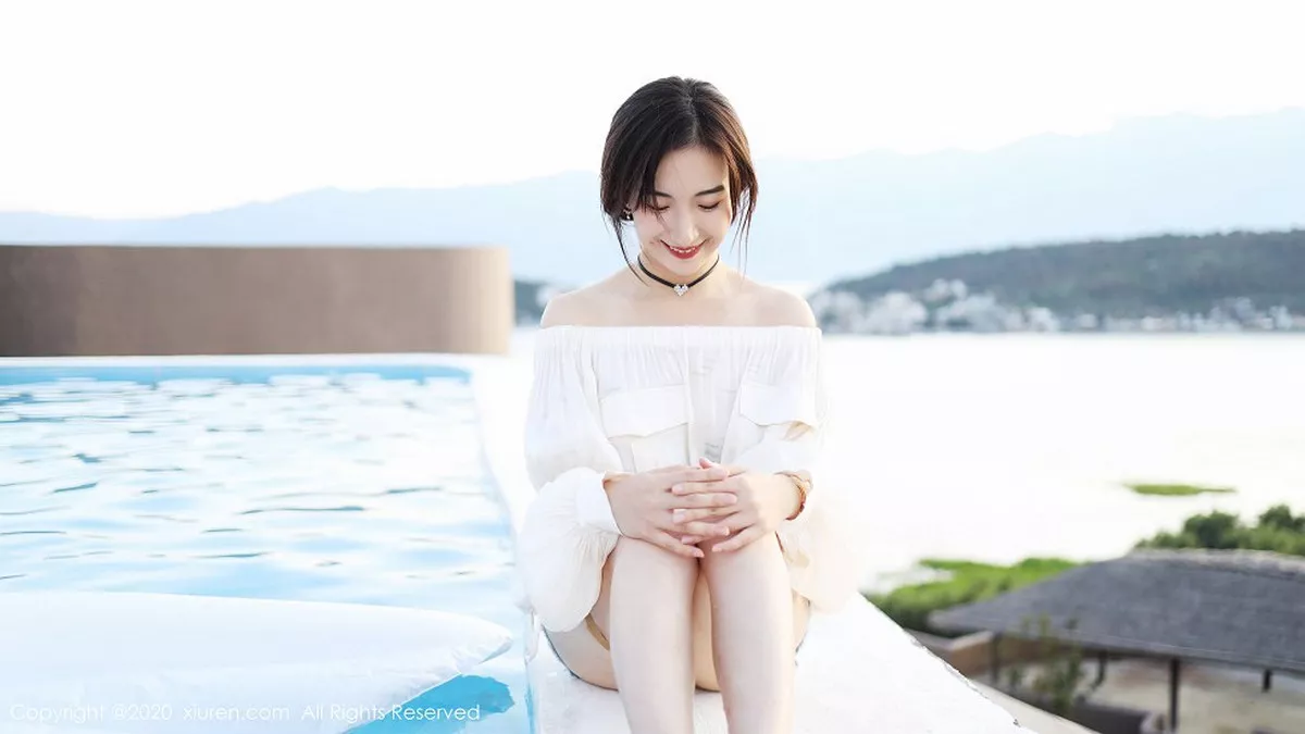 秀人集.com_[XiuRen秀人网]No.1956_嫩模艺儿拿铁户外泳池边纯白上衣配牛仔短裤清新风迷人写真42P