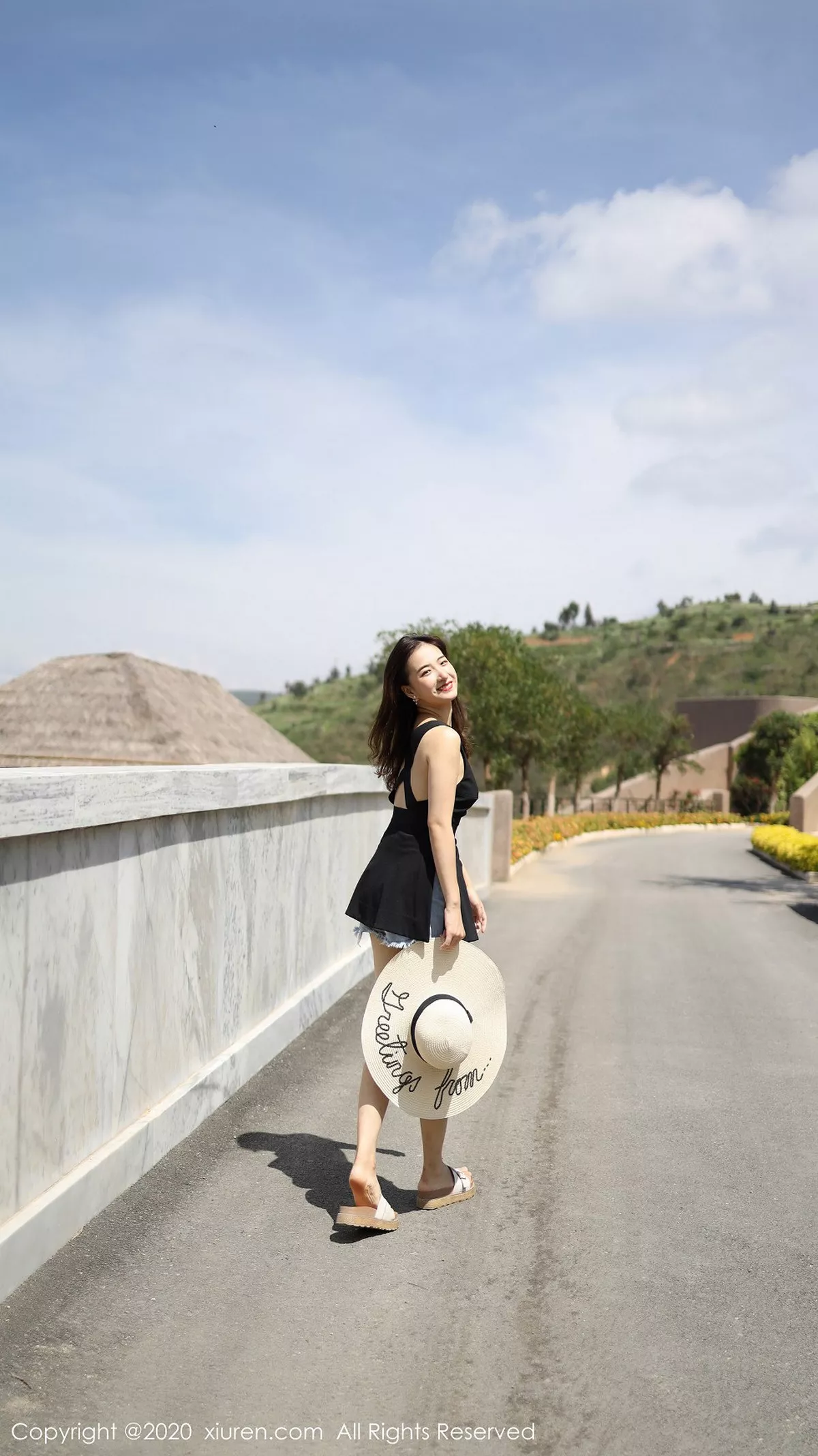 秀人集.com_[XiuRen秀人网]No.1956_嫩模艺儿拿铁户外泳池边纯白上衣配牛仔短裤清新风迷人写真42P