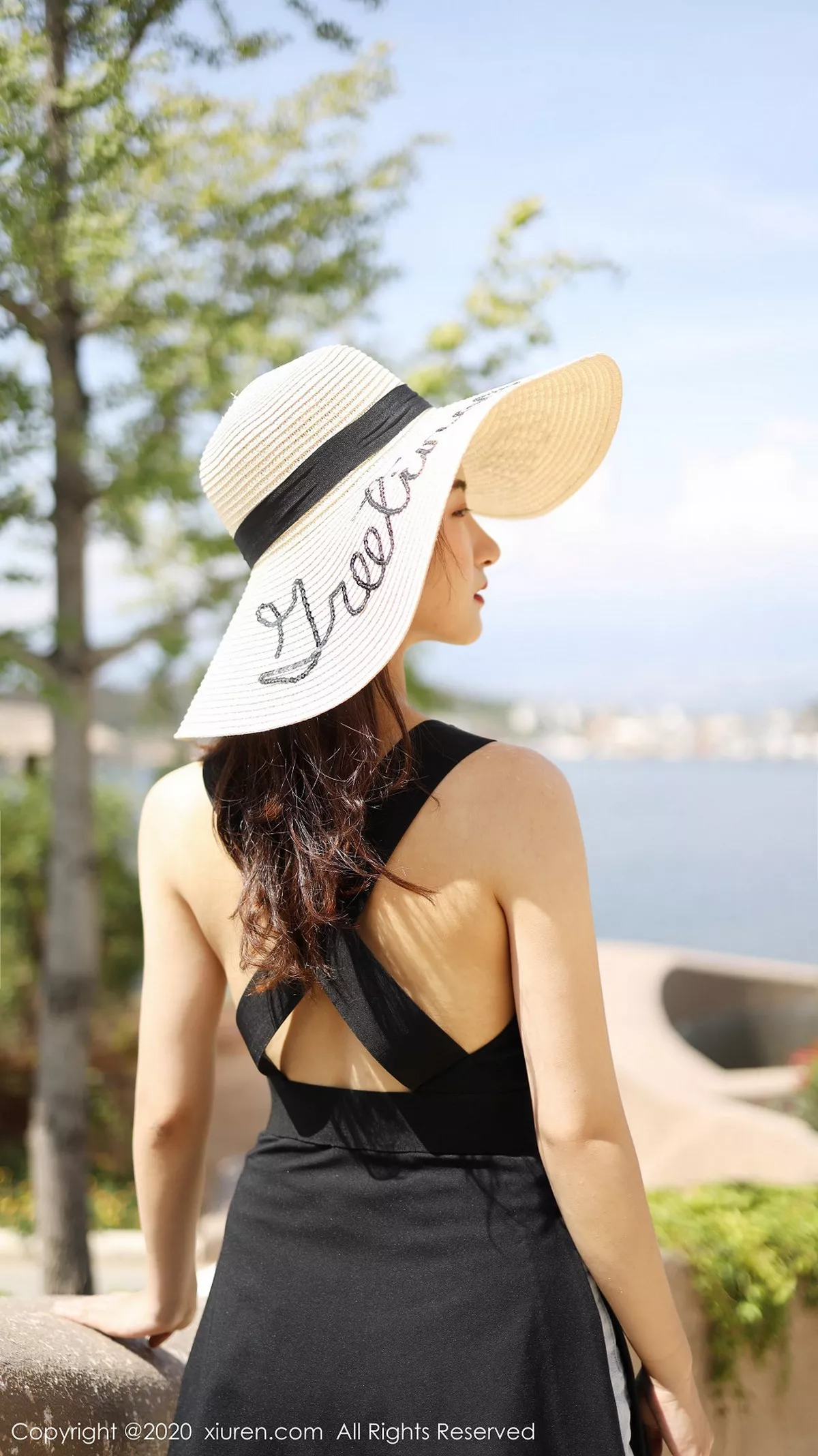 秀人集.com_[XiuRen秀人网]No.1956_嫩模艺儿拿铁户外泳池边纯白上衣配牛仔短裤清新风迷人写真42P