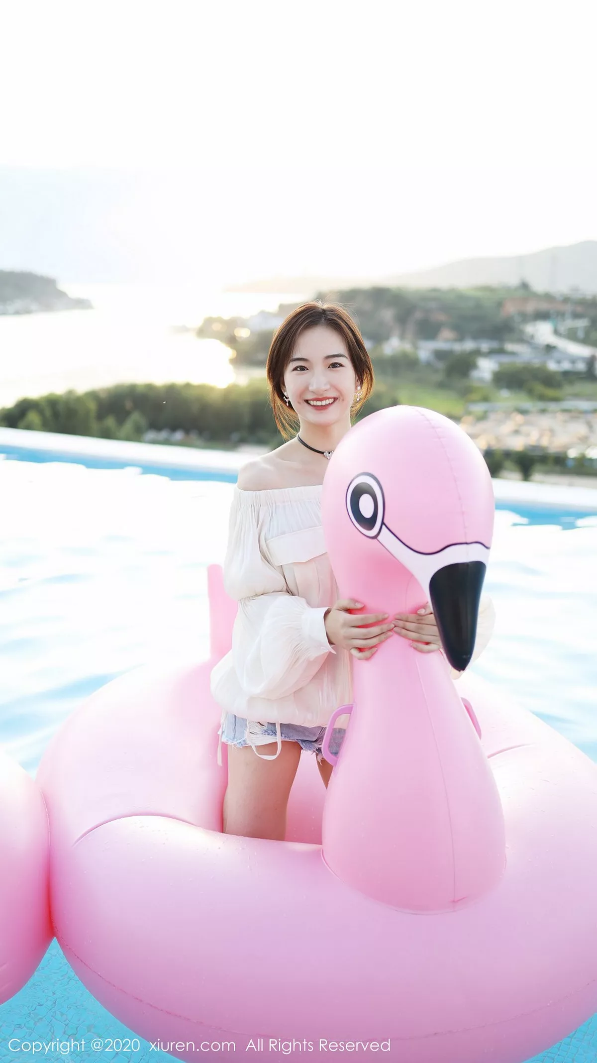 秀人集.com_[XiuRen秀人网]No.1956_嫩模艺儿拿铁户外泳池边纯白上衣配牛仔短裤清新风迷人写真42P