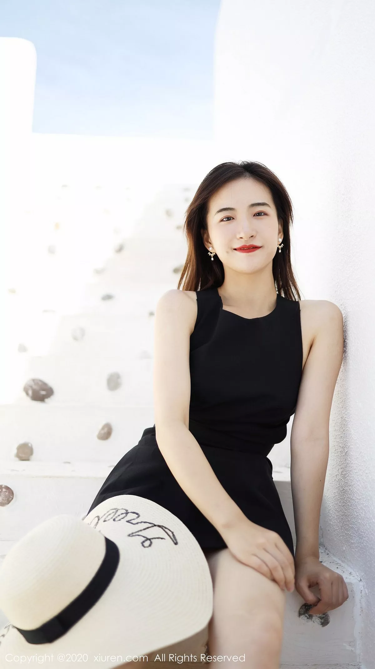 秀人集.com_[XiuRen秀人网]No.1956_嫩模艺儿拿铁户外泳池边纯白上衣配牛仔短裤清新风迷人写真42P