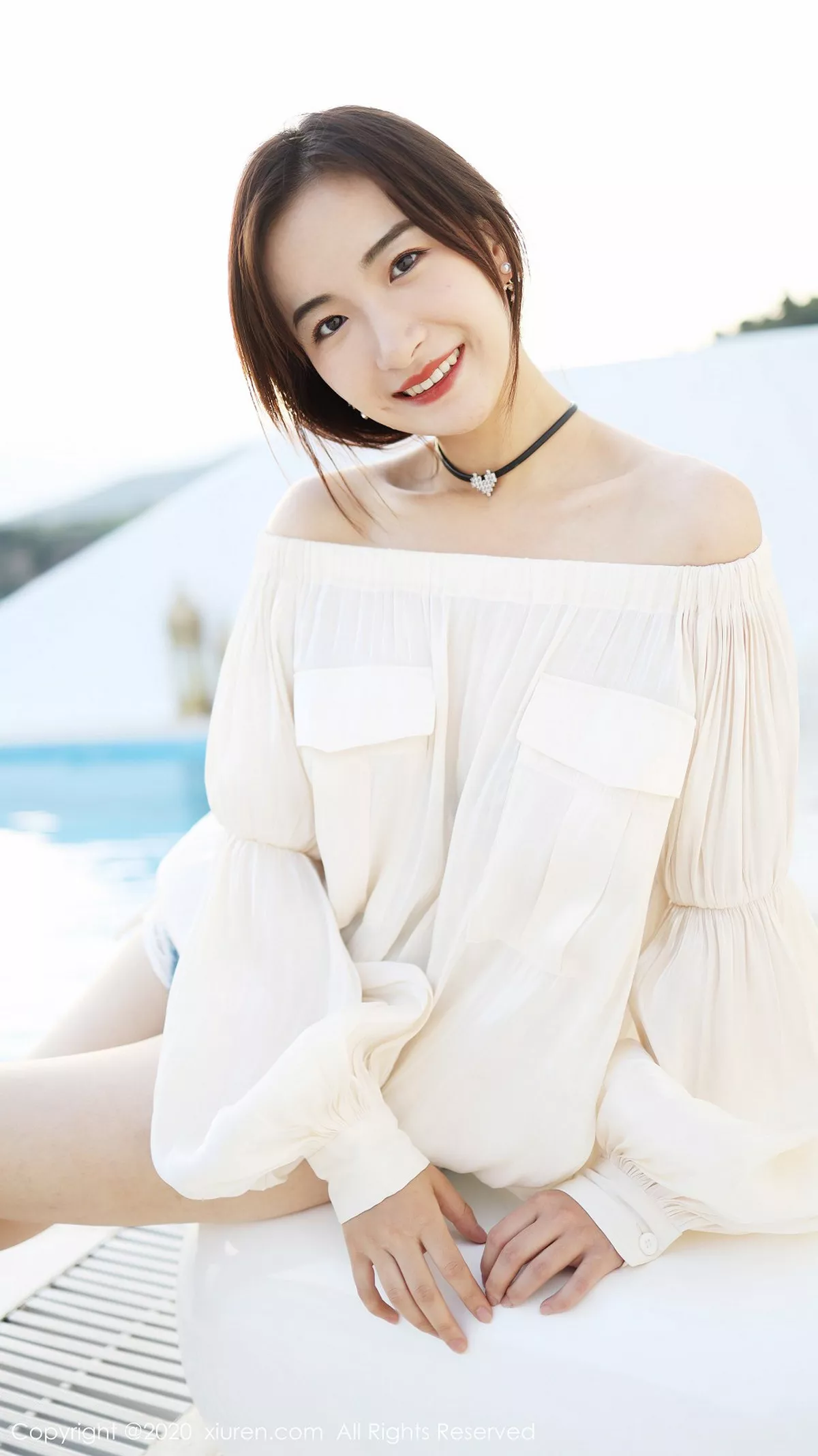 秀人集.com_[XiuRen秀人网]No.1956_嫩模艺儿拿铁户外泳池边纯白上衣配牛仔短裤清新风迷人写真42P