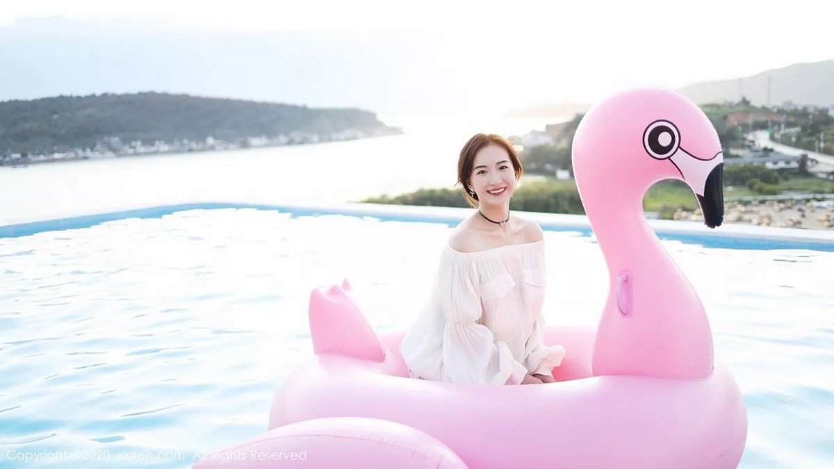 秀人集.com_[XiuRen秀人网]No.1956_嫩模艺儿拿铁户外泳池边纯白上衣配牛仔短裤清新风迷人写真42P