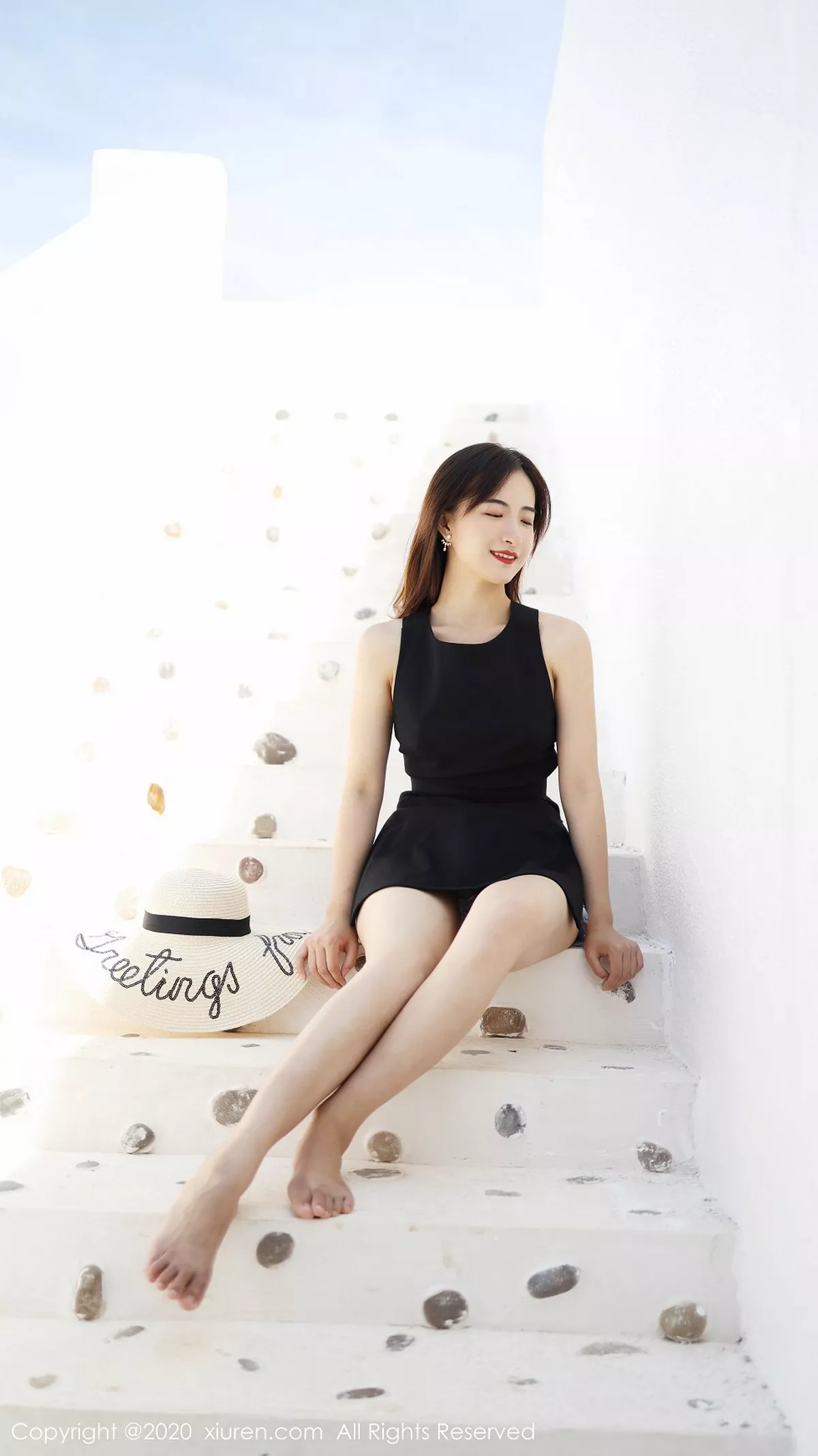 秀人集.com_[XiuRen秀人网]No.1956_嫩模艺儿拿铁户外泳池边纯白上衣配牛仔短裤清新风迷人写真42P