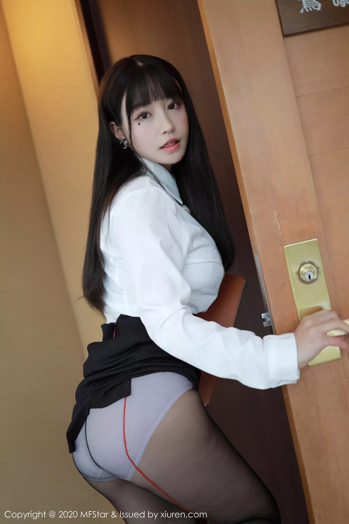 秀人集.com_[MFStar模范学院]Vol.267_嫩模朱可儿北海道旅拍酒店经理主题黑丝制服诱惑写真70P