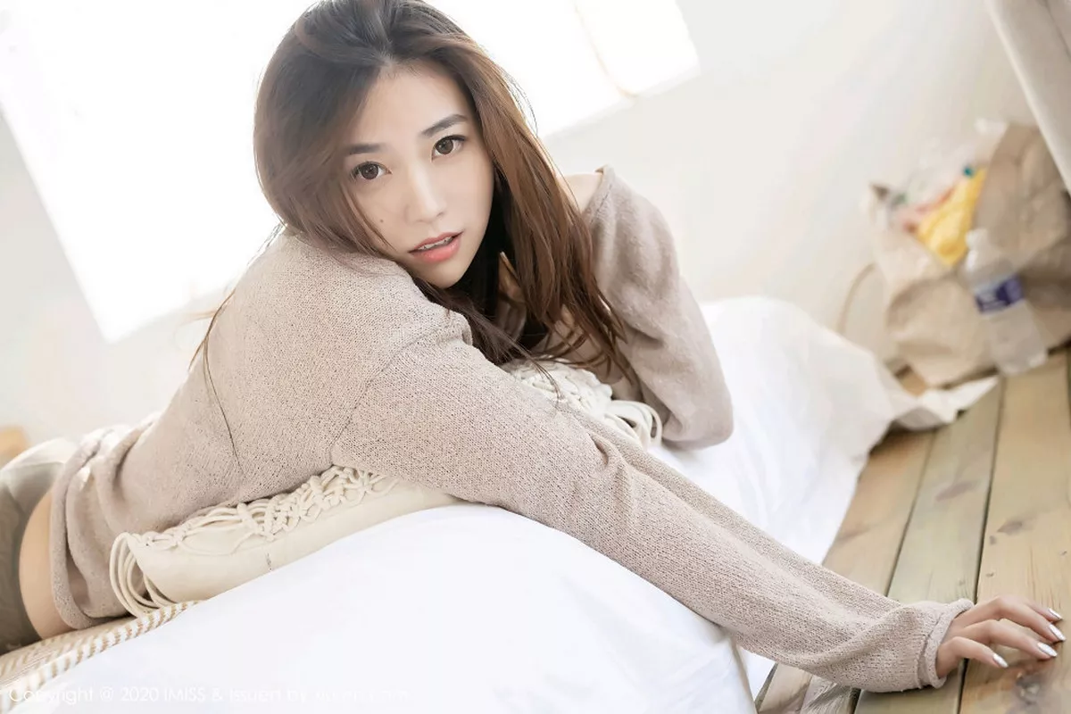 秀人集.com_[IMISS爱蜜社]Vol.440_女神许诺Sabrina针织睡衣半脱露性感内衣超薄肉丝诱惑写真64P