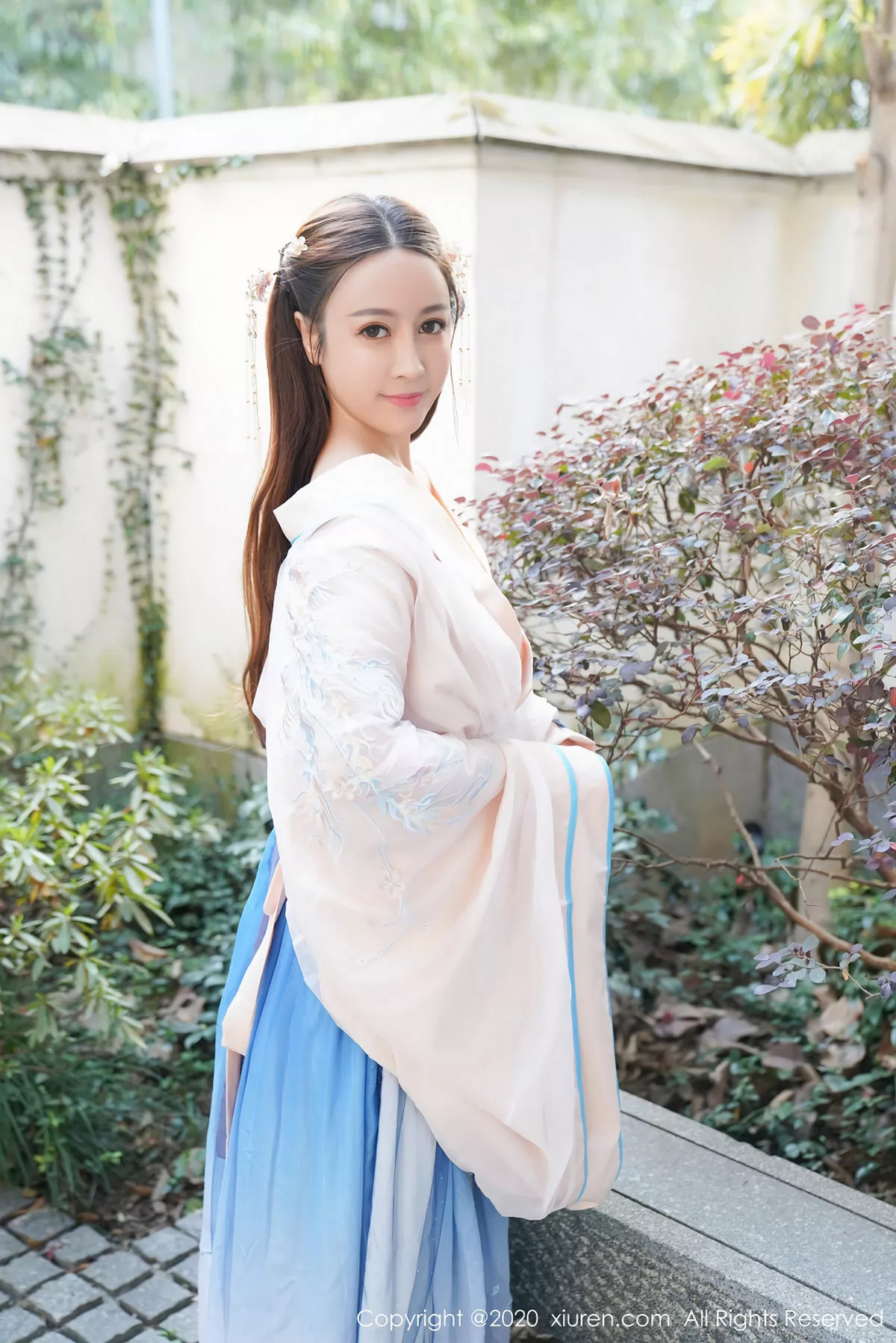 秀人集.com_[XiuRen秀人网]No.1983_嫩模周井空室外园林古装服饰半脱秀火辣身材撩人诱惑写真41P