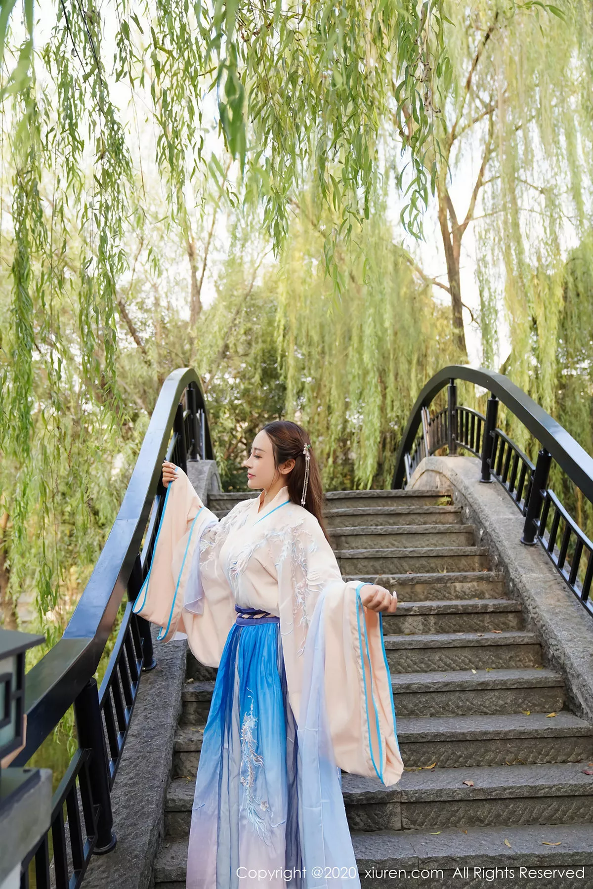 秀人集.com_[XiuRen秀人网]No.1983_嫩模周井空室外园林古装服饰半脱秀火辣身材撩人诱惑写真41P