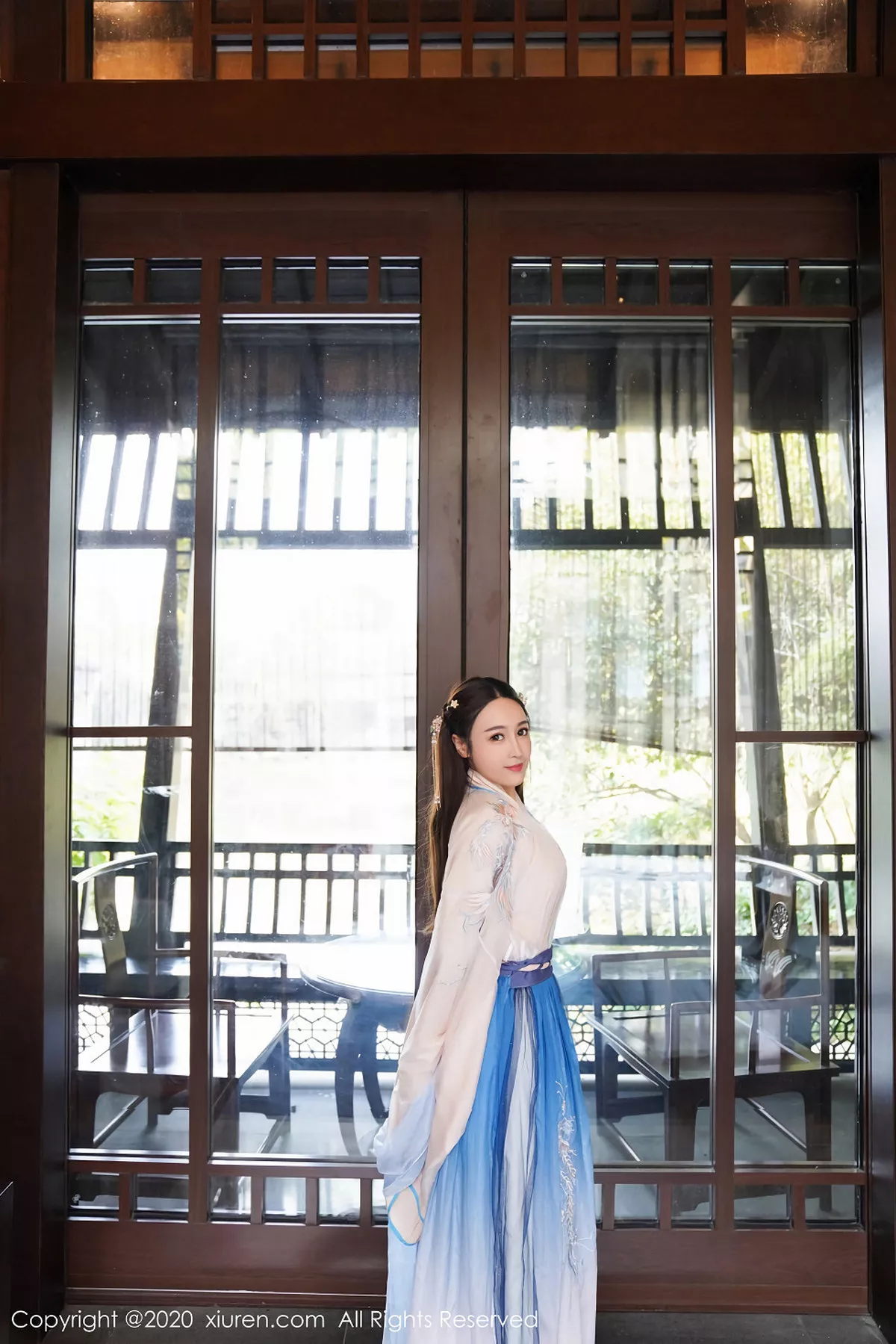 秀人集.com_[XiuRen秀人网]No.1983_嫩模周井空室外园林古装服饰半脱秀火辣身材撩人诱惑写真41P