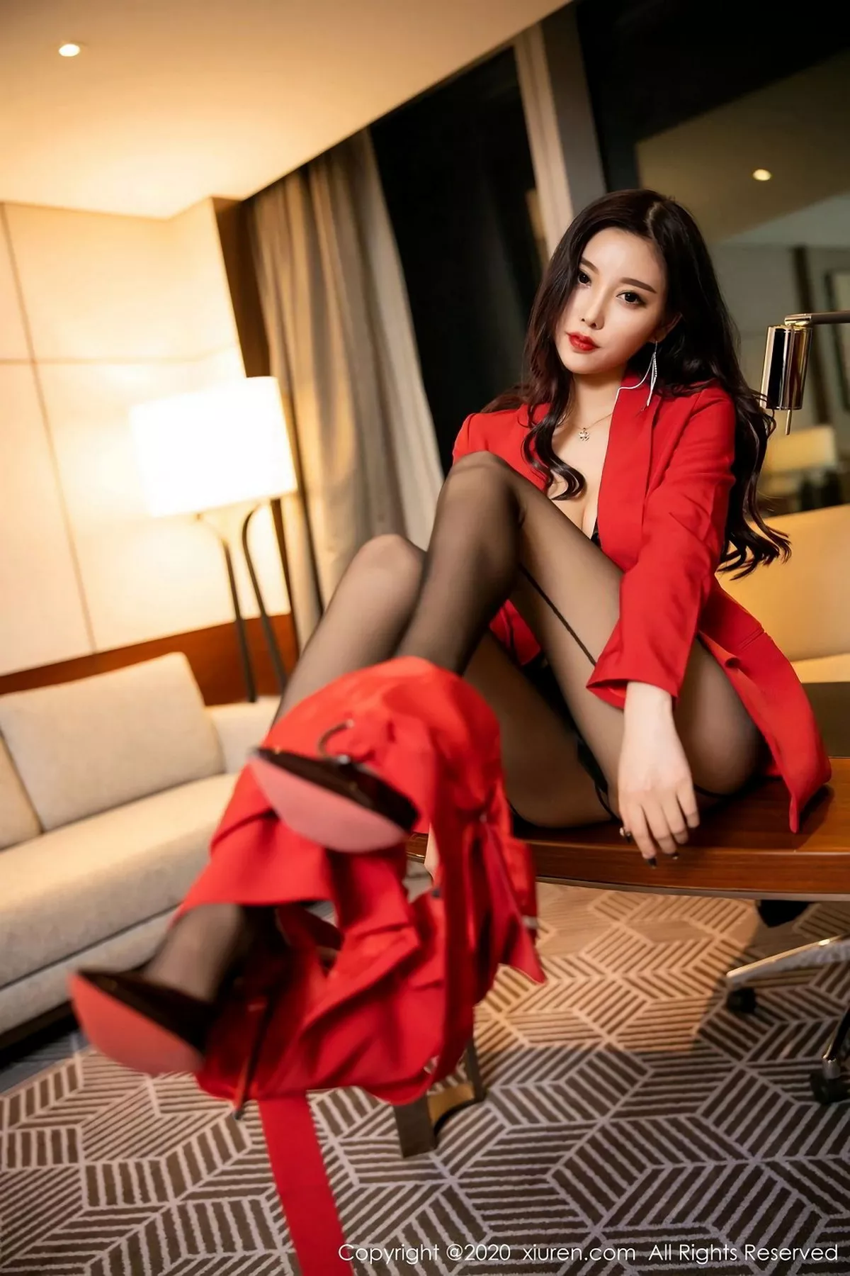 秀人集.com_[XiuRen秀人网]No.2122_女神杨晨晨sugar性感红色职业装配超透黑丝袜极致魅惑写真100P