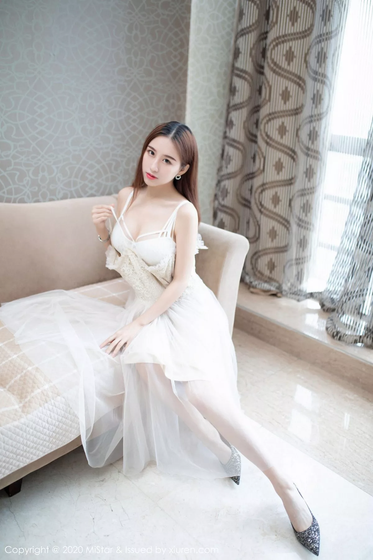 秀人集.com_[MiStar魅妍社]Vol.323_嫩模月音瞳私房白色薄纱吊裙半脱内衣露火辣身材诱惑写真40P