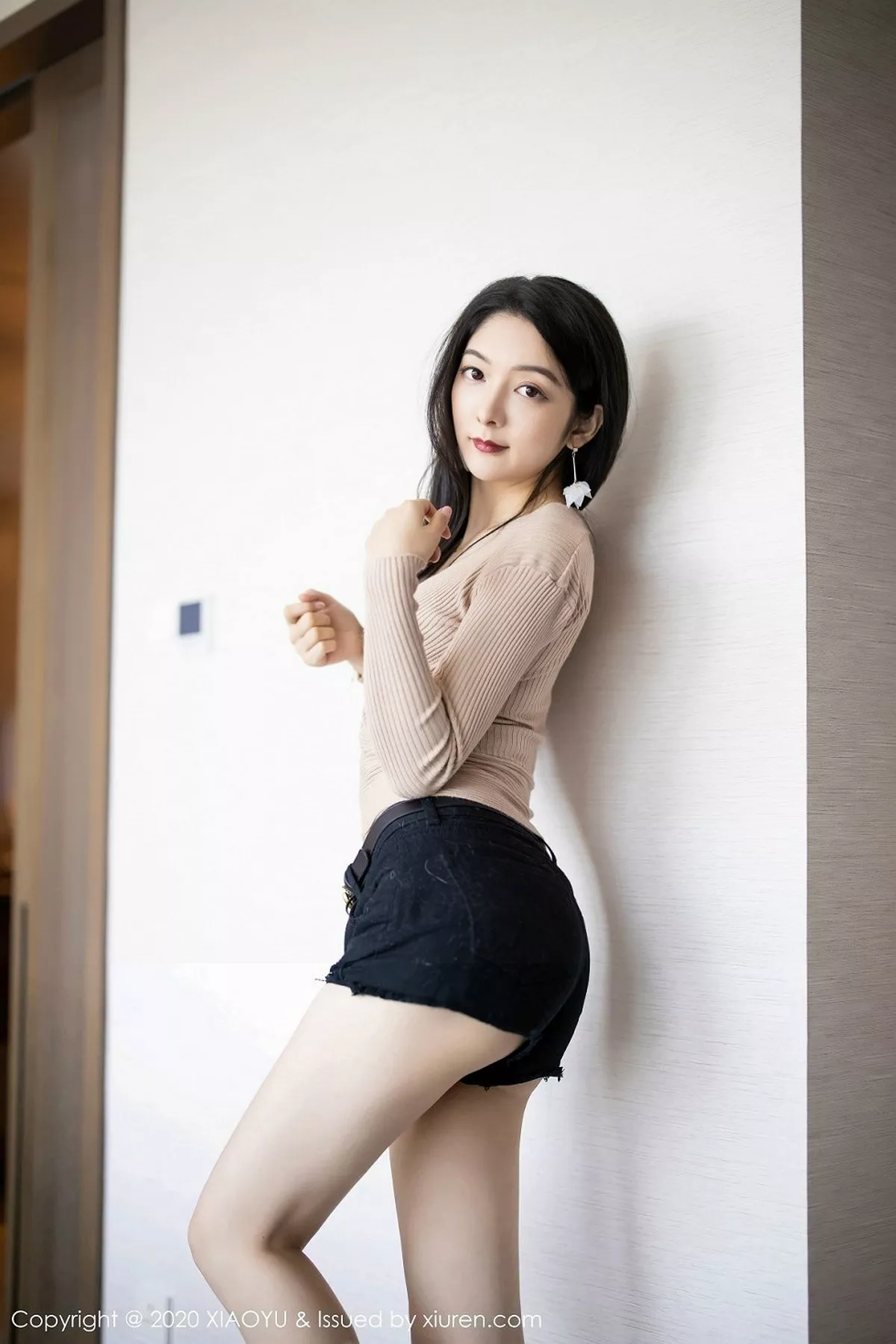 秀人集.com_[XiaoYu画语界]Vol.271_女神Angela小热巴澳门旅拍两套服饰配丝袜极致魅惑写真101P