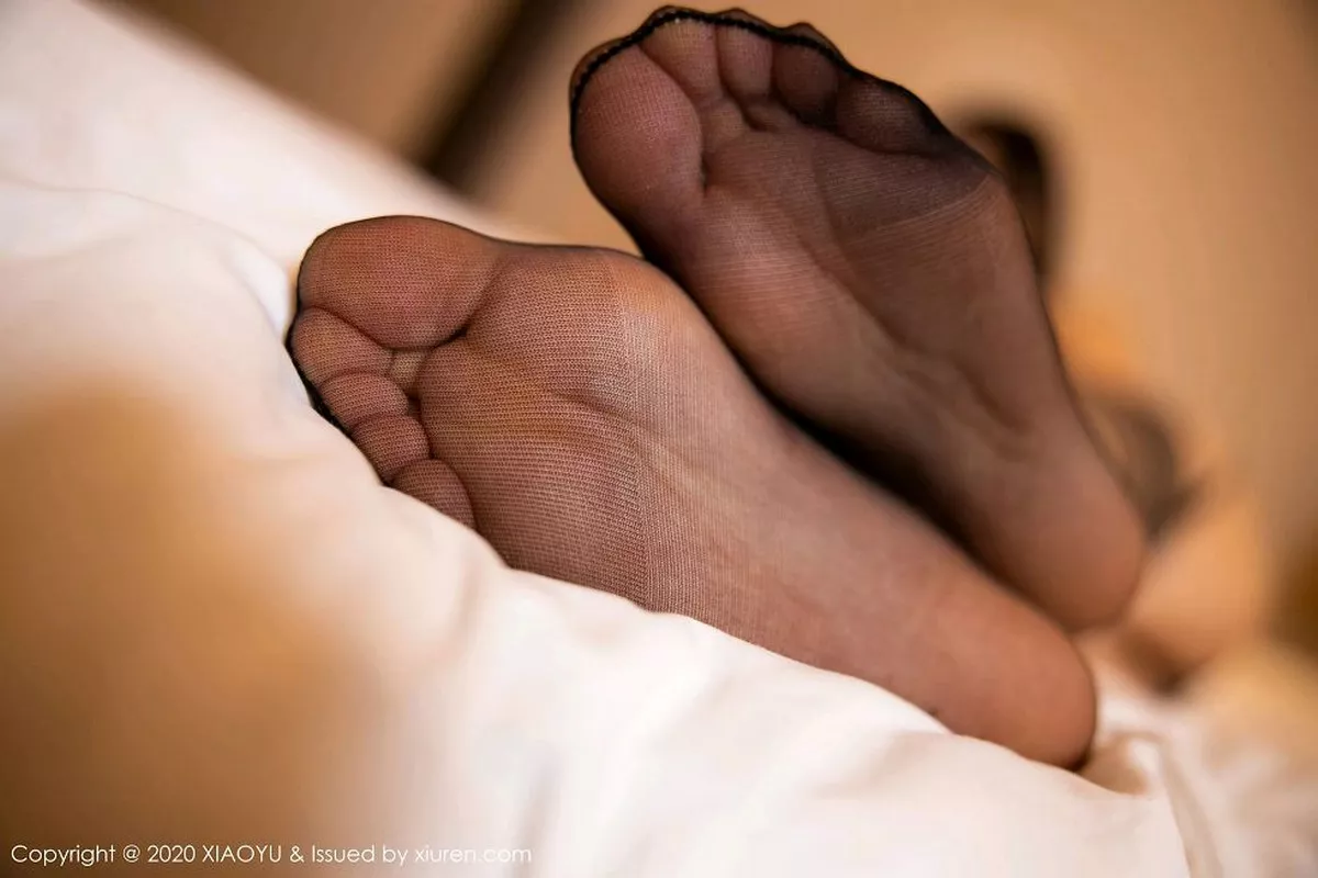 秀人集.com_[XiaoYu画语界]Vol.290_嫩模周思乔Betty眼镜秘书OL制服半脱露吊带黑丝魅惑写真70P