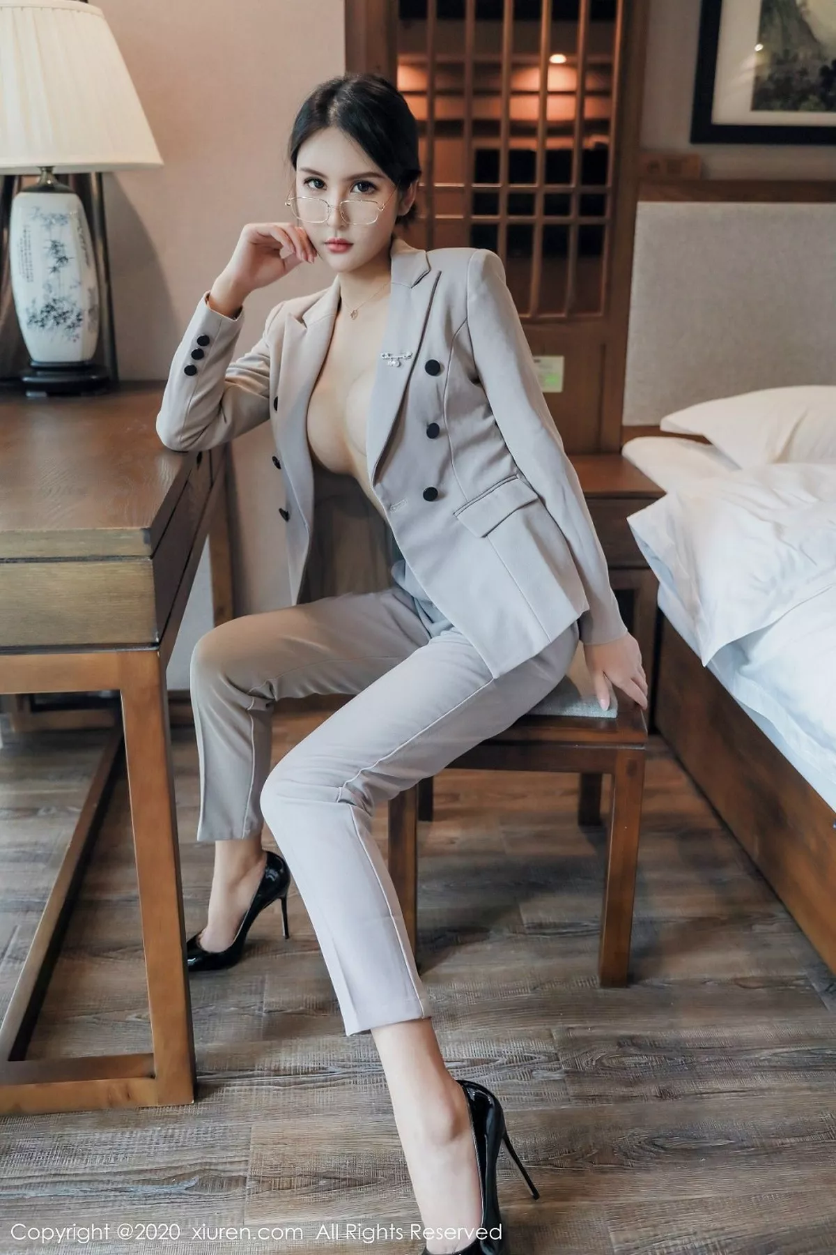 秀人集.com_[XiuRen秀人网]No.2098_嫩模Emily顾奈奈私房OL制服半脱露无内肉丝风骚诱惑写真86P