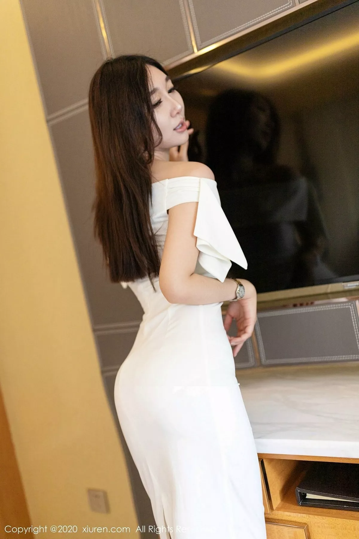 秀人集.com_[XiuRen秀人网]No.2097_嫩模伊思思niko白色典雅气质长裙配肉丝袜秀美腿玉足性感写真40P