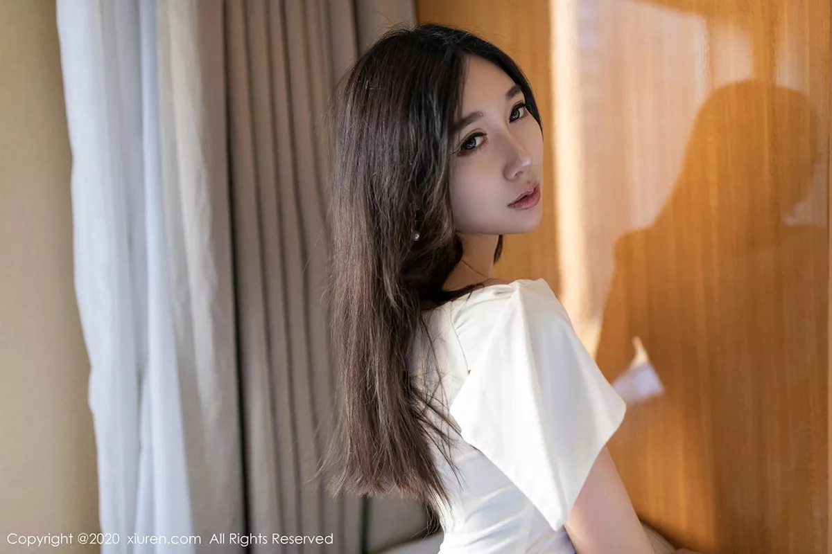 秀人集.com_[XiuRen秀人网]No.2097_嫩模伊思思niko白色典雅气质长裙配肉丝袜秀美腿玉足性感写真40P