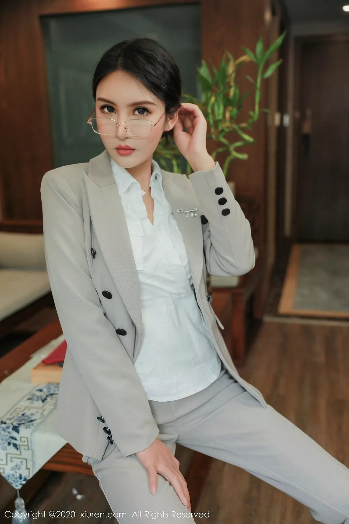 秀人集.com_[XiuRen秀人网]No.2098_嫩模Emily顾奈奈私房OL制服半脱露无内肉丝风骚诱惑写真86P