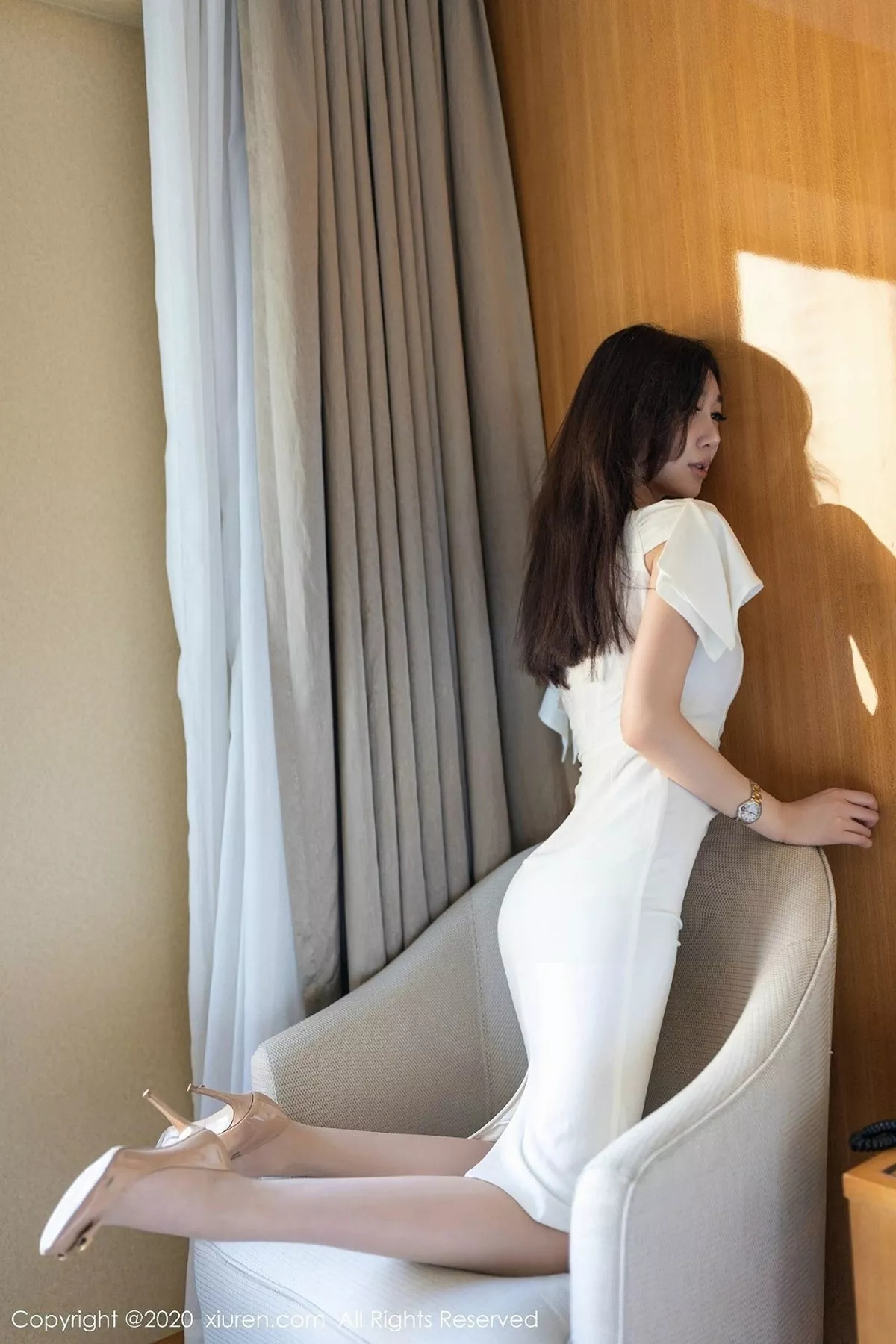 秀人集.com_[XiuRen秀人网]No.2097_嫩模伊思思niko白色典雅气质长裙配肉丝袜秀美腿玉足性感写真40P