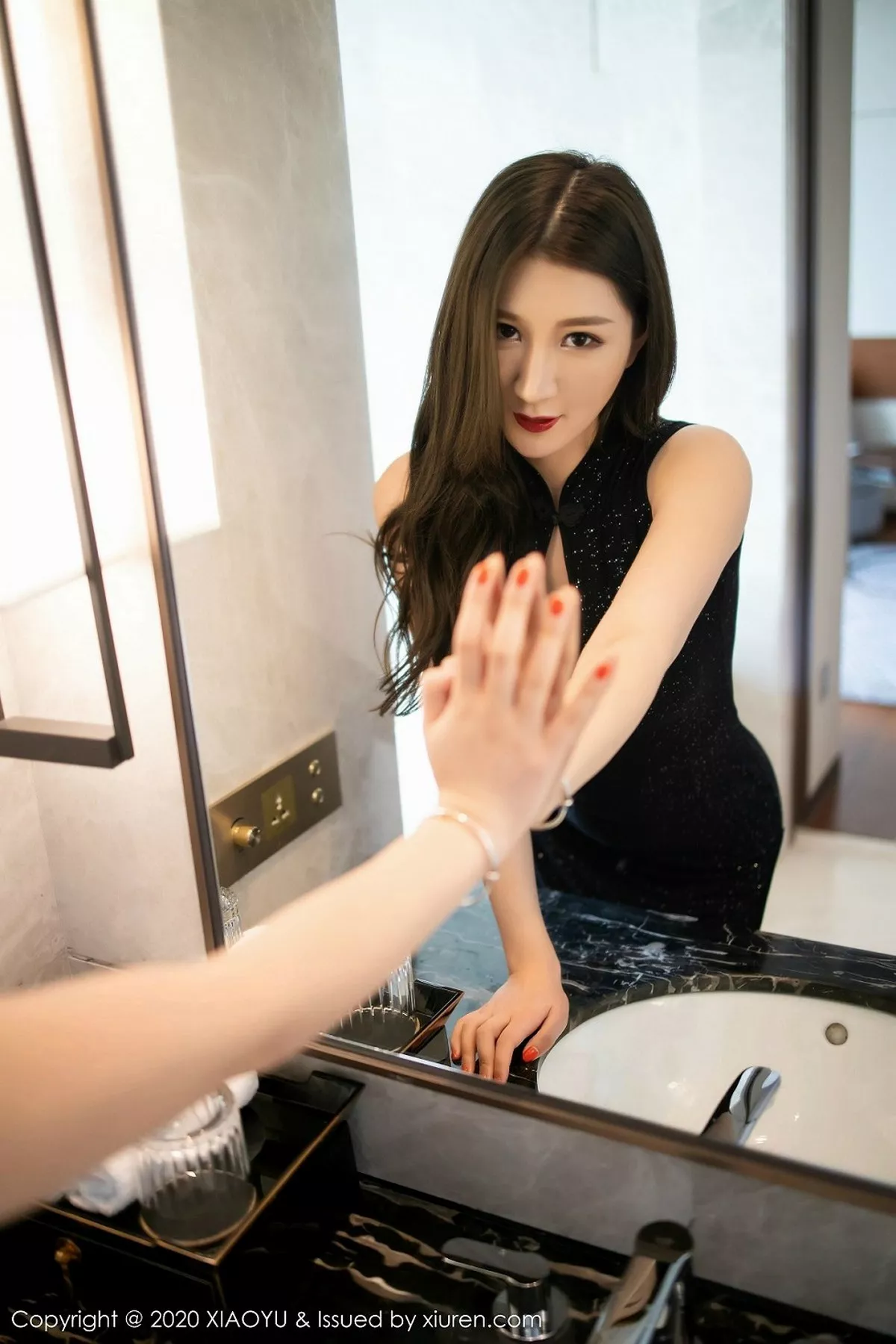 秀人集.com_[XiaoYu画语界]Vol.276_嫩模顾乔楠私房黑丝高开长裙配无内黑丝露翘臀极致魅惑写真76P