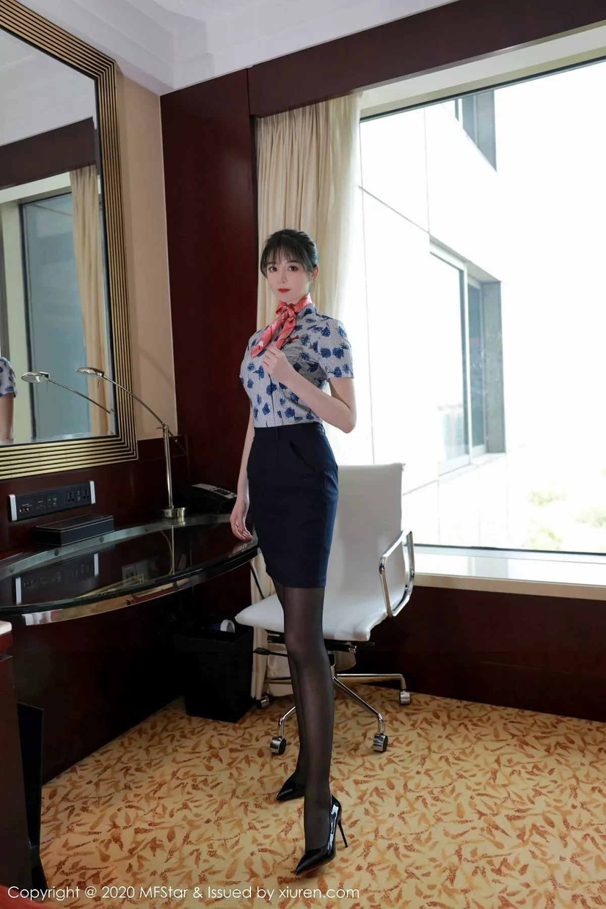 秀人集.com_[MFStar模范学院]Vol.317_嫩模yoo优优私房空乘制服配无内黑丝裤袜撩人诱惑写真47P