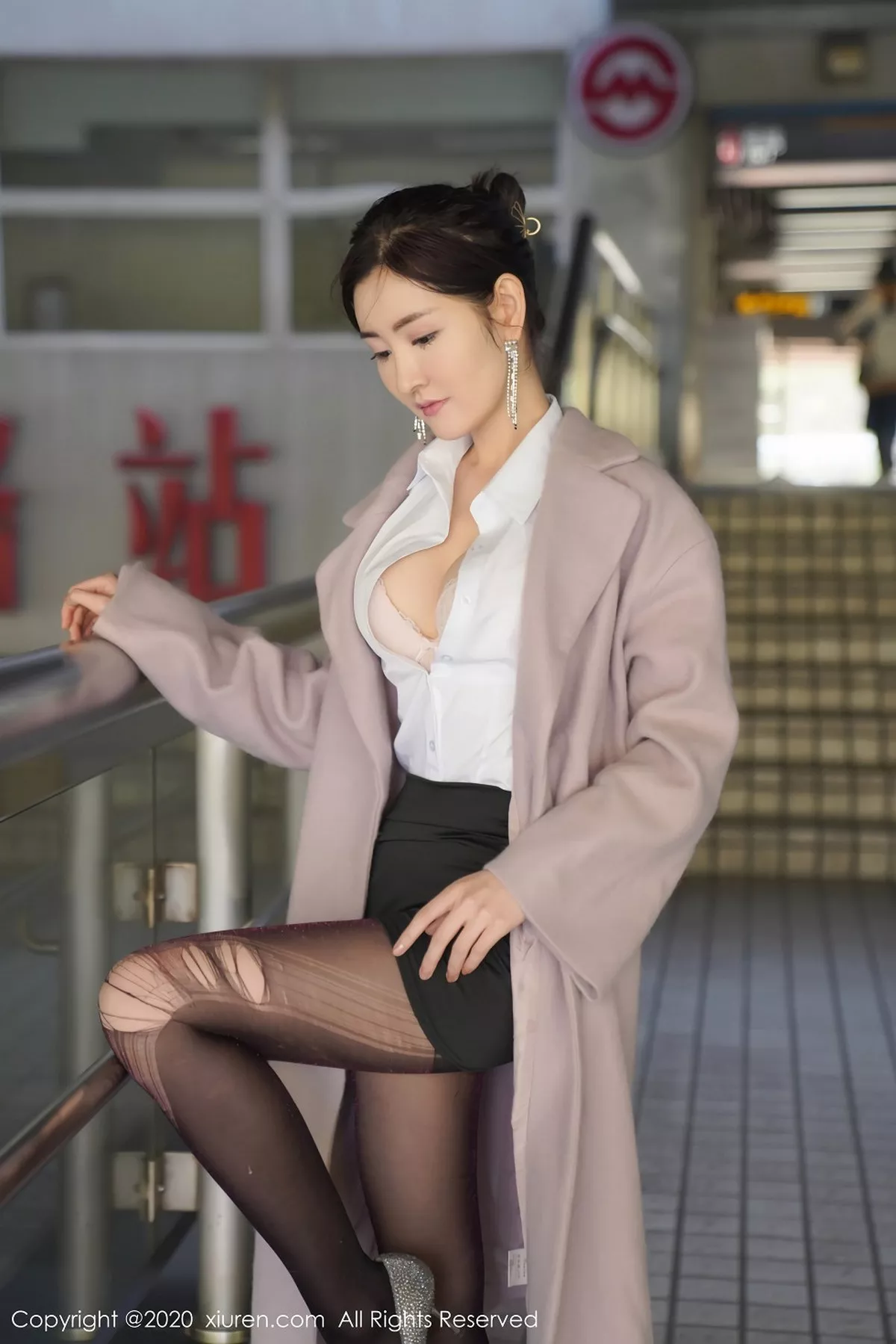 秀人集.com_[XiuRen秀人网]No.2202_嫩模沈梦瑶地铁场景主题性感秘书制服黑短裙下黑丝美腿诱惑写真140P