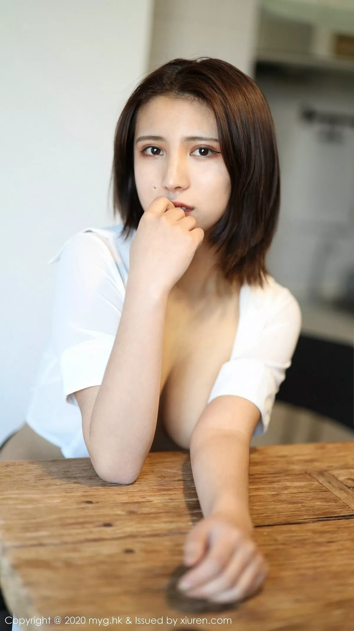 秀人集.com_[MyGirl美媛馆]Vol.437_嫩模久久Aimee私房白衬衣配开档肉丝裤袜半脱撩人诱惑写真47P