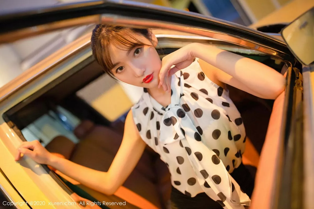 秀人集.com_[XiuRen秀人网]No.2222_嫩模陆萱萱出租车司机主题车内半脱露曼妙身材撩人诱惑写真76P