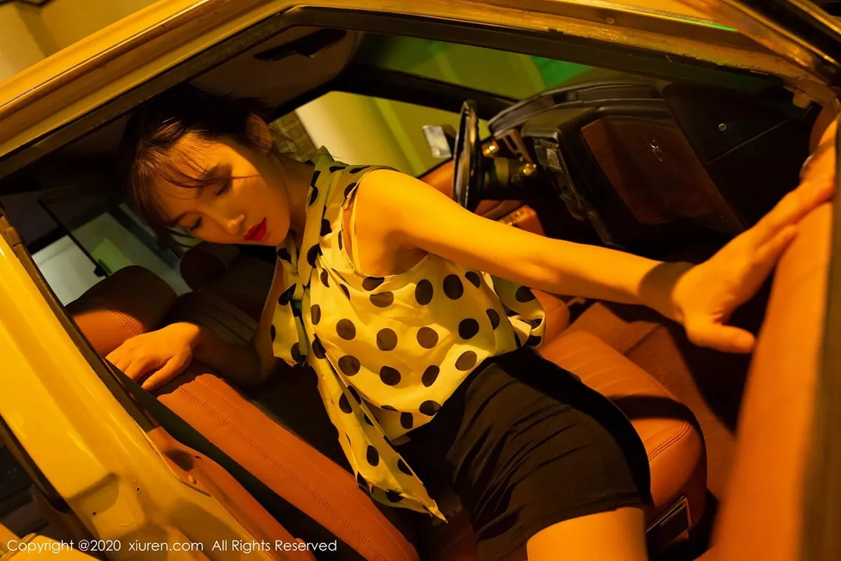 秀人集.com_[XiuRen秀人网]No.2222_嫩模陆萱萱出租车司机主题车内半脱露曼妙身材撩人诱惑写真76P