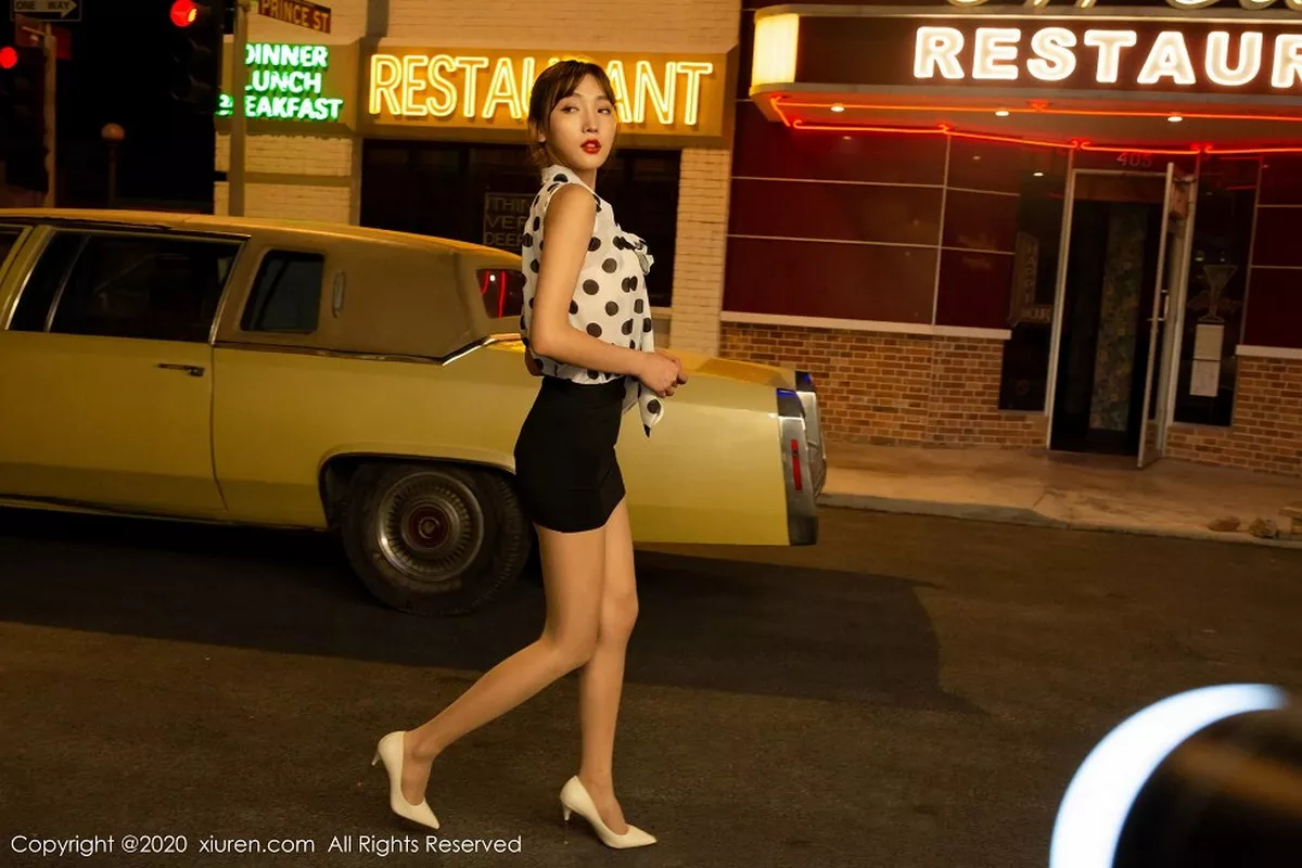 秀人集.com_[XiuRen秀人网]No.2222_嫩模陆萱萱出租车司机主题车内半脱露曼妙身材撩人诱惑写真76P